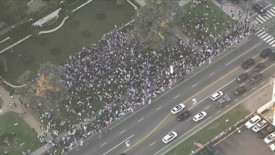 Thousands attend rally for Israel in Beverly Hills