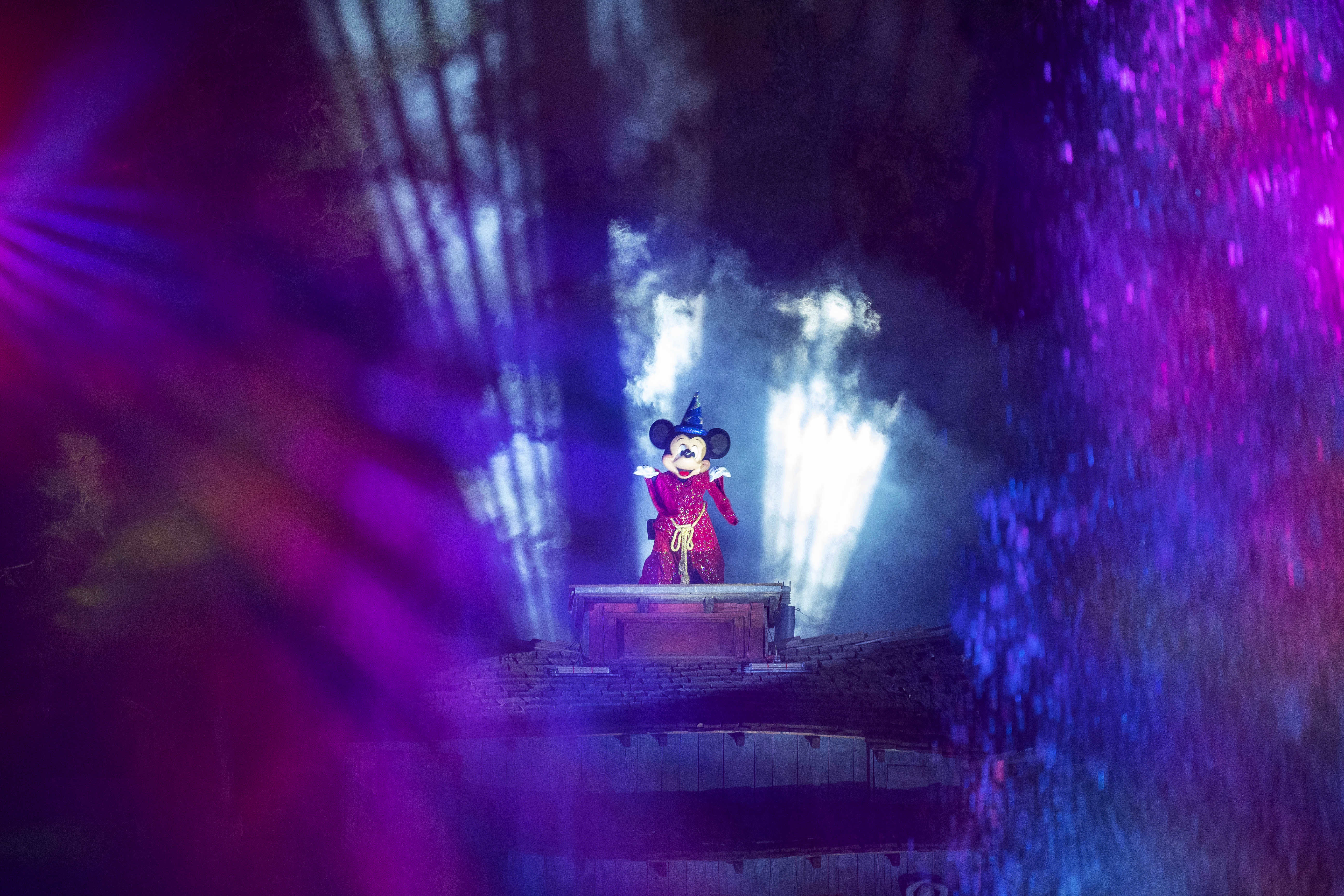 “Fantasmic!” Returns to Disneyland Park