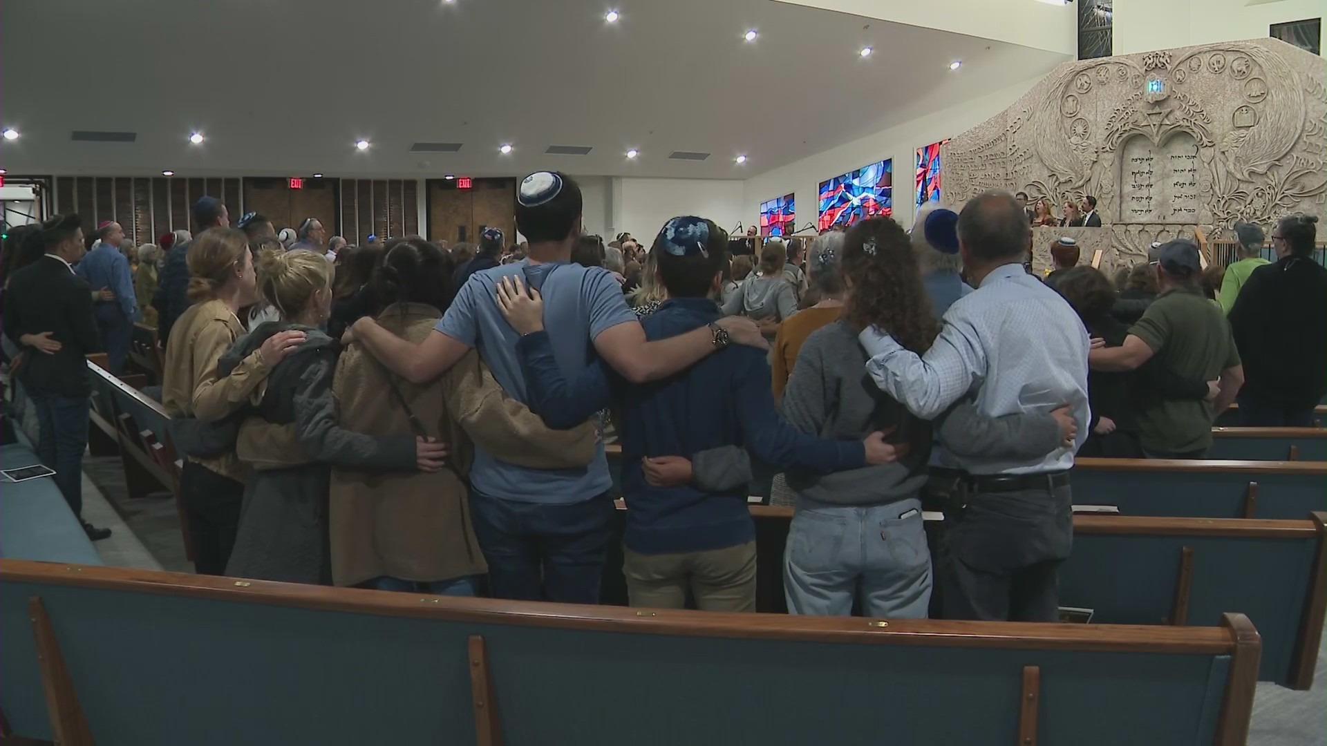 A vigil held at Temple Etz Chaim in Thousand Oaks on Nov. 8, 2023 to remember 69-year-old Paul Kessler, a Jewish man who died after an altercation with a pro-Palestinian demonstrator in Thousand Oaks on Nov. 5, 2023. (KTLA)