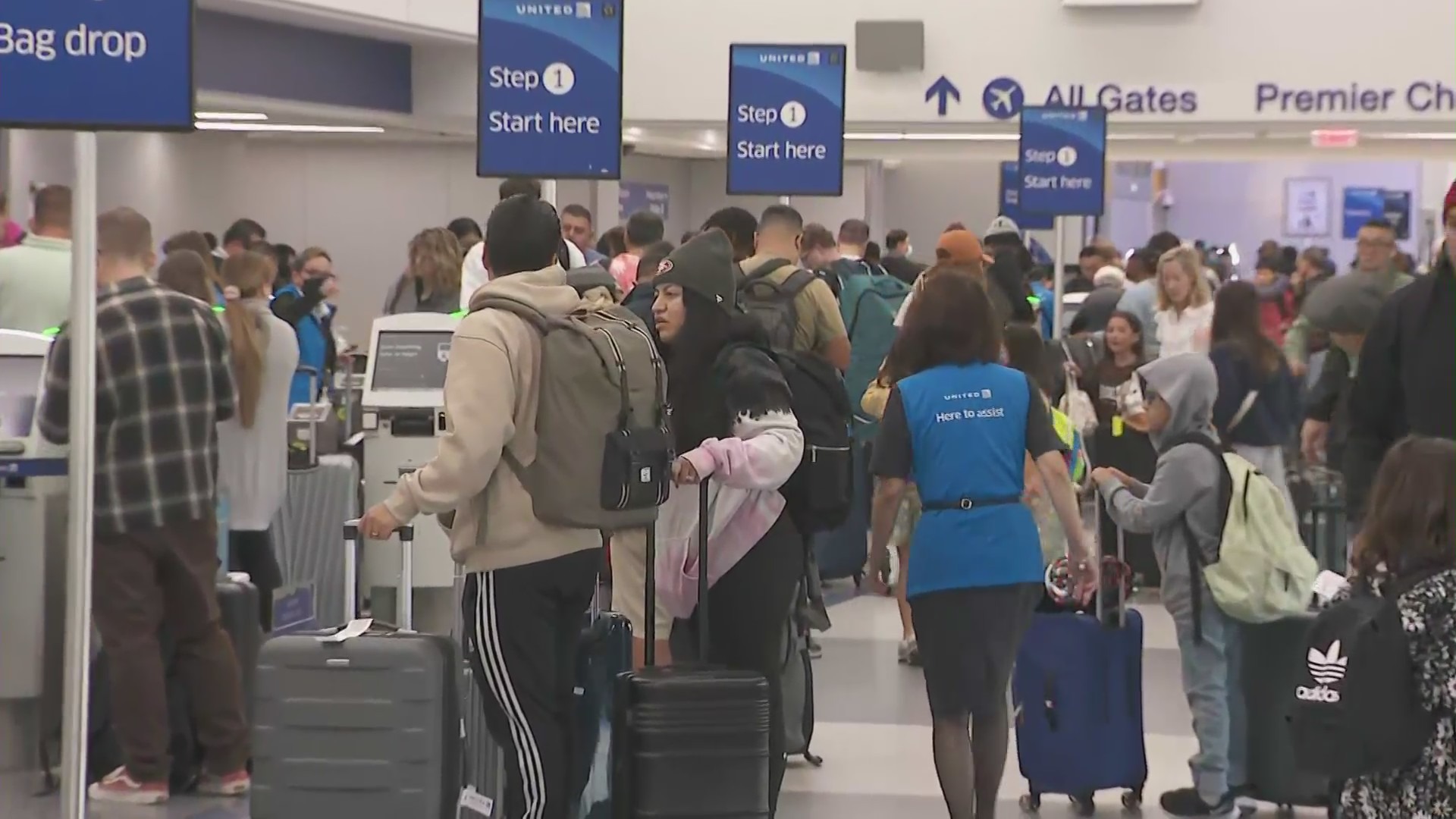Thousands of travelers descend upon LAX as Thanksgiving travel ramps up