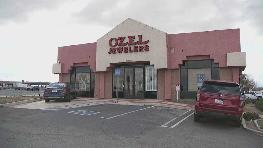 Ozel Jewelers in Victorville, California. (KTLA)