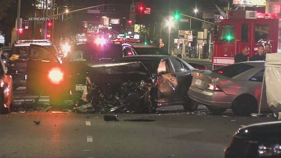 2 dead, 4 injured in violent multi-car crash in Canoga Park 