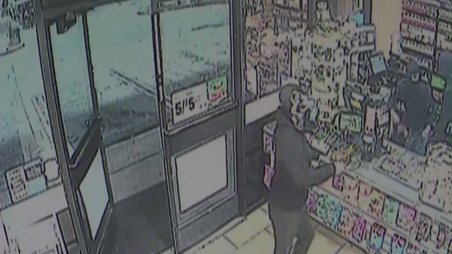 Deputy walks in on attempted robbery at 7-Eleven in Carson