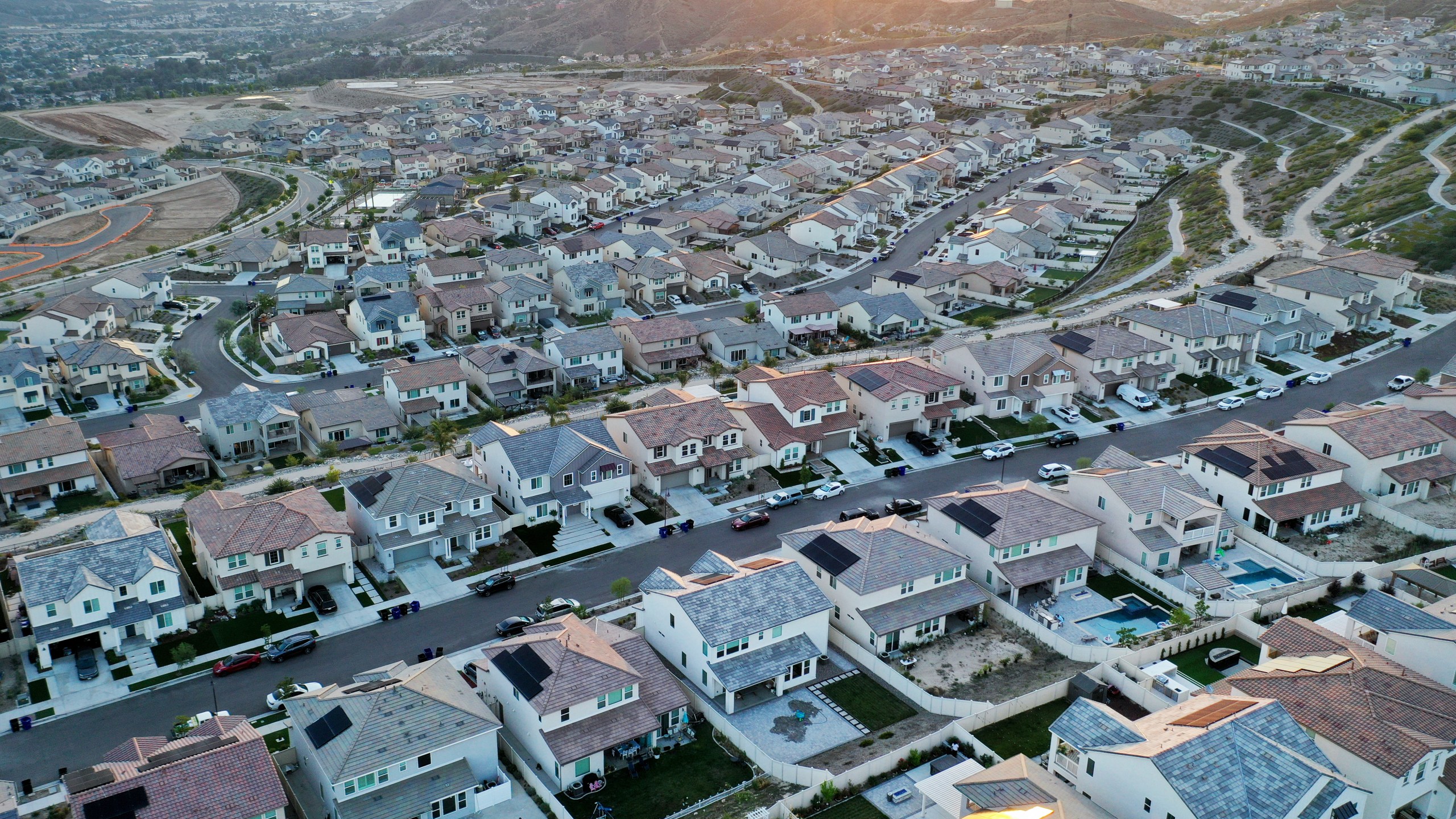 An aerial view of homes in a housing development on September 08, 2023 in Santa Clarita, California. (Getty Images)