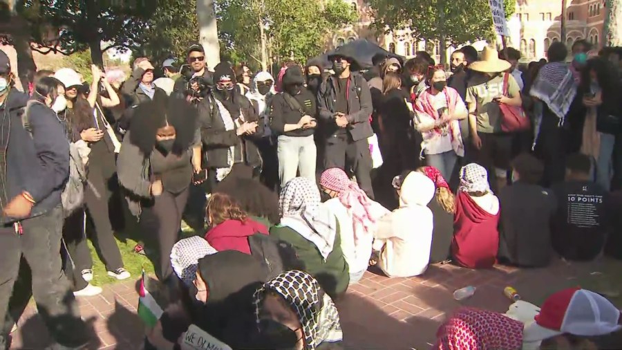 Hundreds of pro-Palestinian demonstrators at the University of Southern California on April 24, 2024. (KTLA)