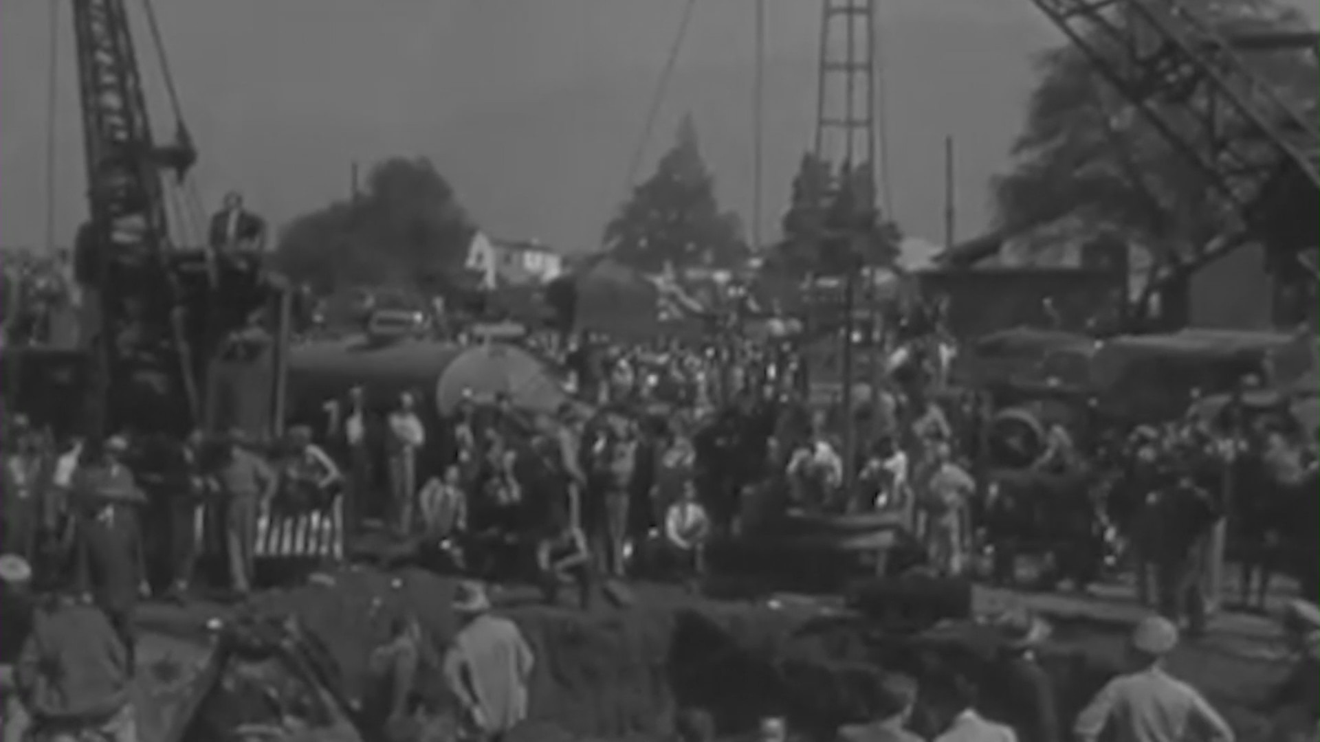 Thousands of rescue members and local citizens gathered at the San Marino well to watch the attempted rescue of Kathy Fiscus in April 1949. (KTLA)