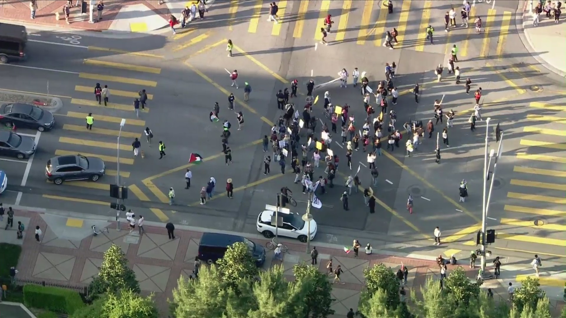 Hundreds of pro-Palestinian demonstrators at the University of Southern California on April 24, 2024. (KTLA)