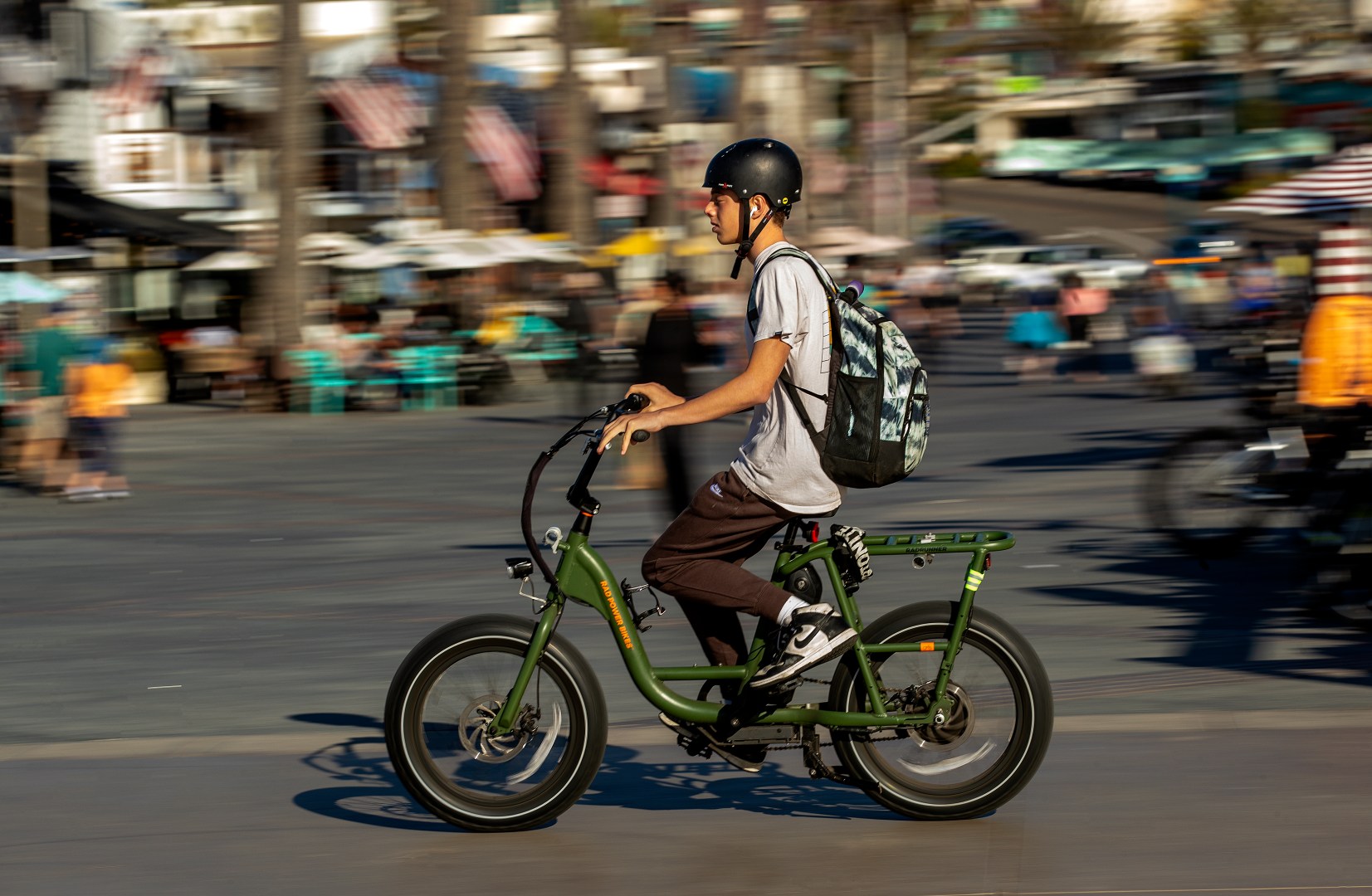 HERMOSA BEACH, CA-NOVEMBER 10, 2023, 2023:A person rides his e-bike on the Strand in Hermosa Beach. In Hermosa Beach, it's against city code to use electric power on the Strand, but many e-bike riders do so anyway. (Mel Melcon / Los Angeles Times via Getty Images)