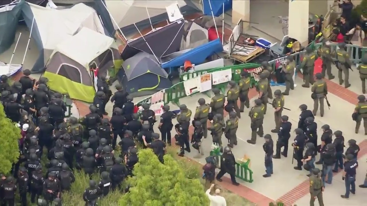 Officers began dismantling a pro-Palestinian encampment at UC Irvine on May 15, 2024. (KTLA)