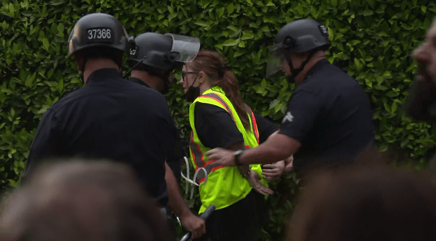 Police move in on pro-Palestinian demonstration at UCLA