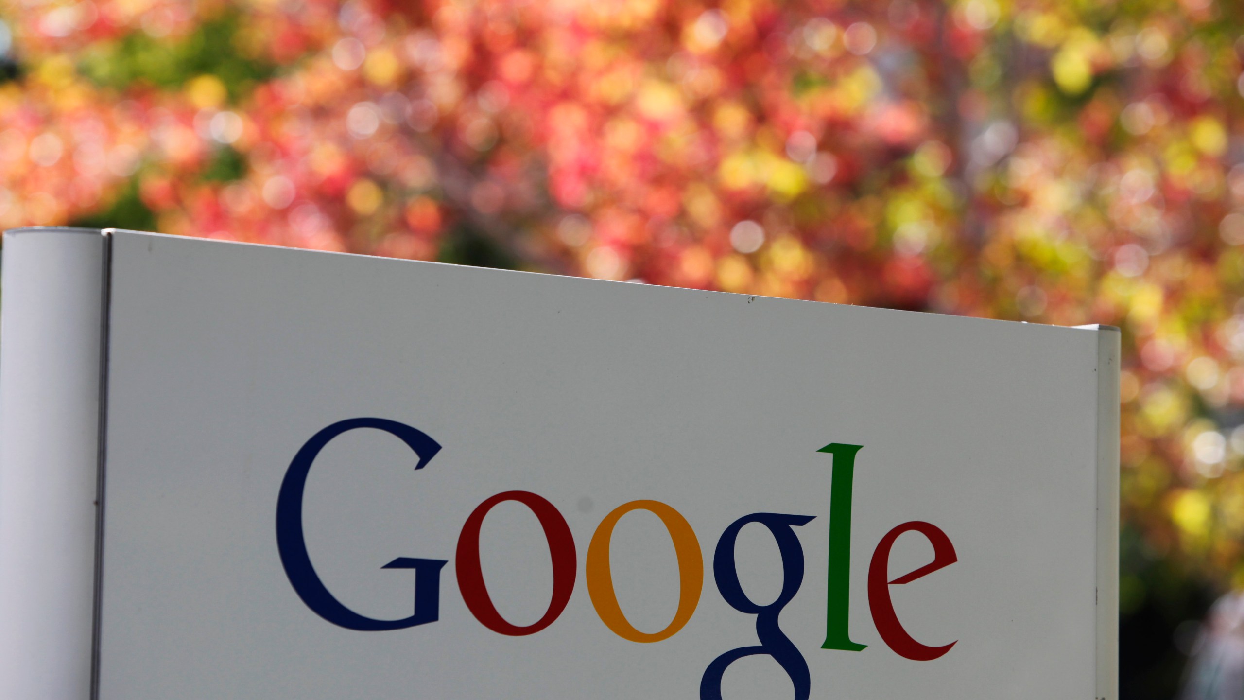 En esta imagen de archivo, vista de un cartel de Google en la sede de la empresa en Mountain View, California, el 8 de octubre de 2010. (AP Foto/Paul Sakuma, archivo)