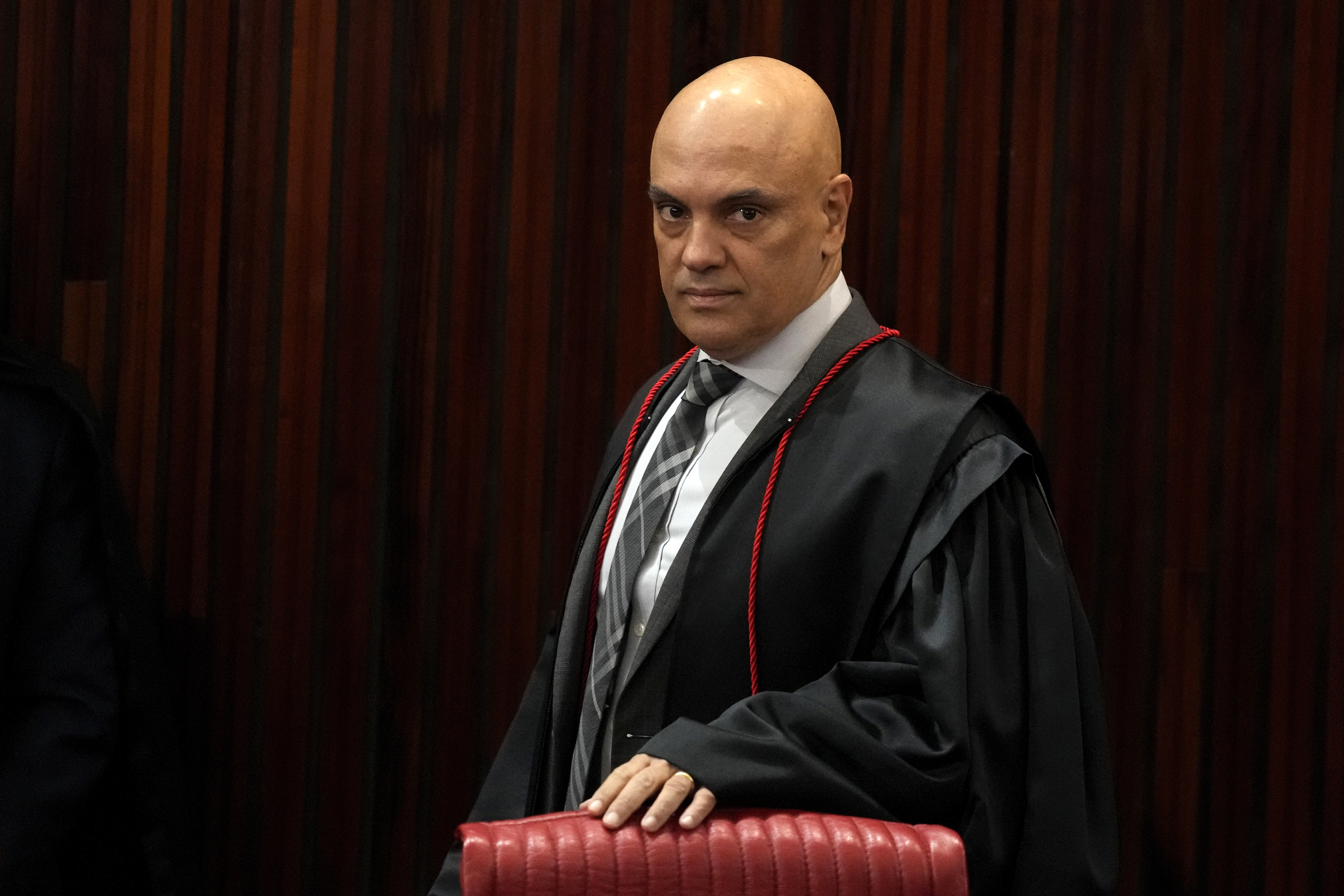 ARCHIVO – El juez del Supremo Tribunal de Brasil, Alexandre de Moraes, llega a una audiencia en un tribunal en Brasilia, Brasil, el 22 de junio de 2023. (AP Foto/Eraldo Peres, Archivo)