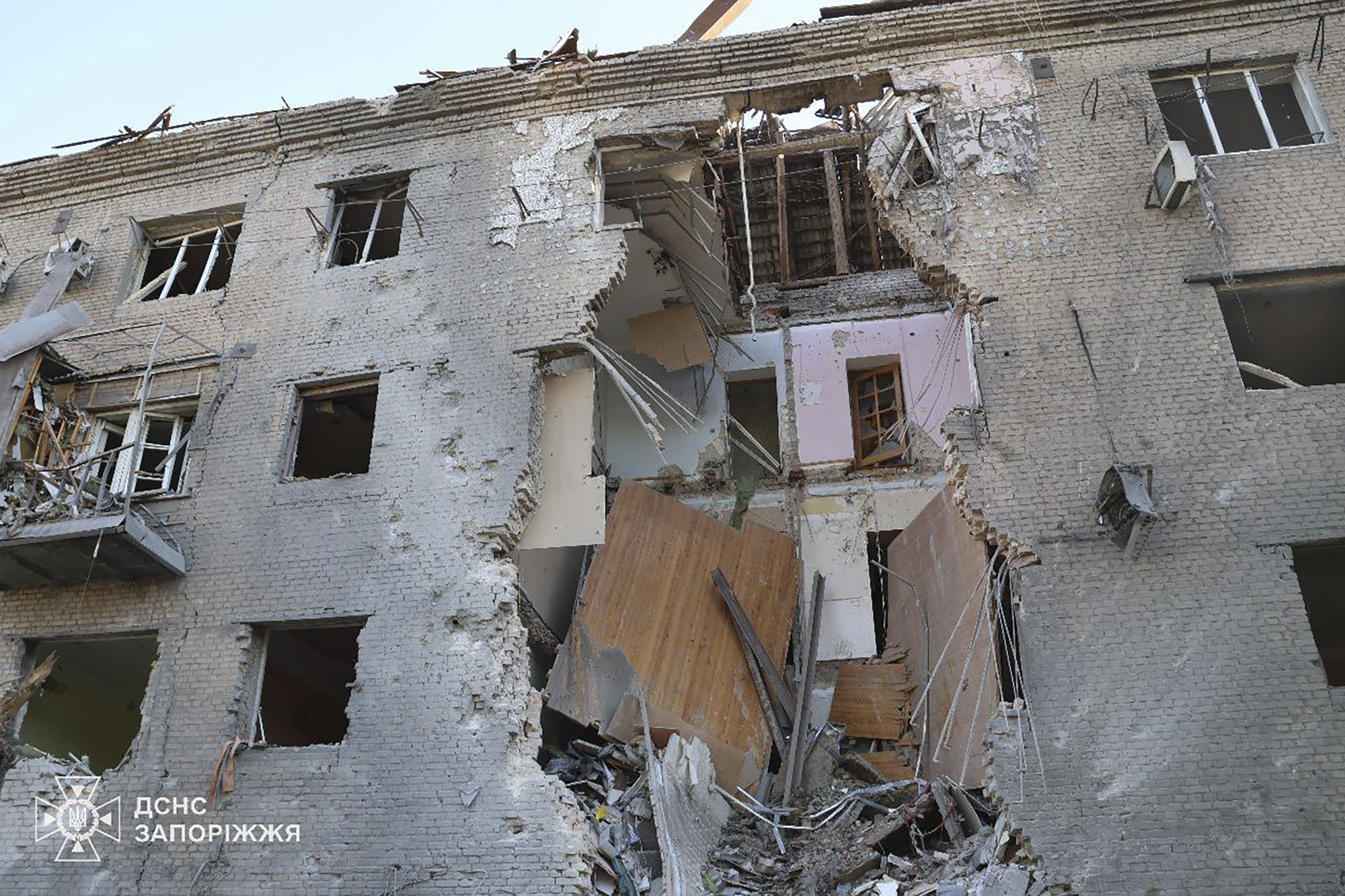 In this photo provided by the Ukrainian Emergency Service, a damaged apartment house is seen after Russia attacked the city with guided bombs overnight in Zaporizhzhia, Ukraine, Sunday, Sept. 29, 2024. (Ukrainian Emergency Service via AP)