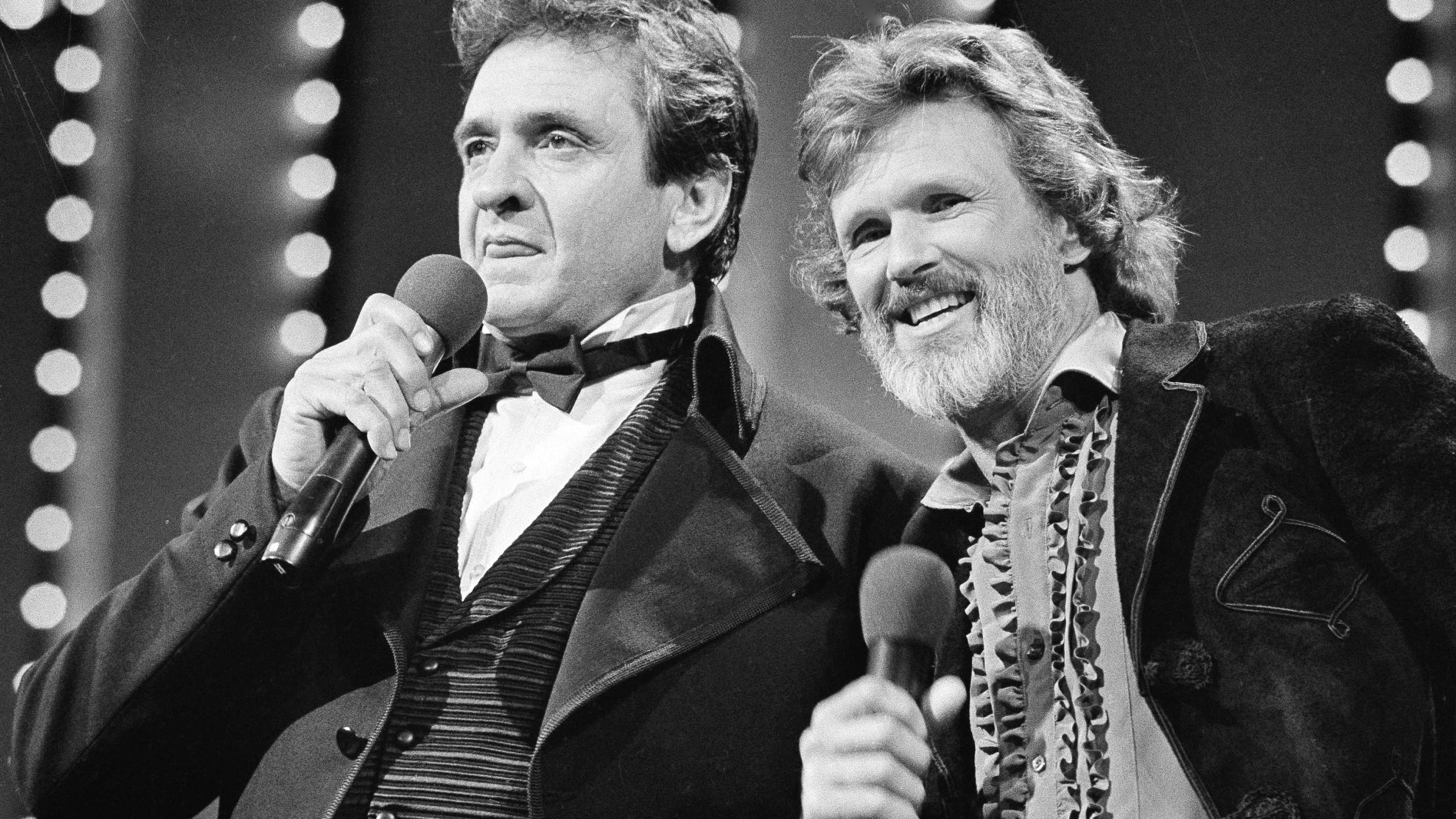 FILE - Country stars Johnny Cash, left and Kris Kristofferson sing during the Country Music Awards in Nashville, Tenn., Oct. 1983. Kristofferson, a Rhodes scholar with a deft writing style and rough charisma who became a country music superstar and A-list Hollywood actor, has died Saturday, Sept. 28, 2024. (AP Photo, File)