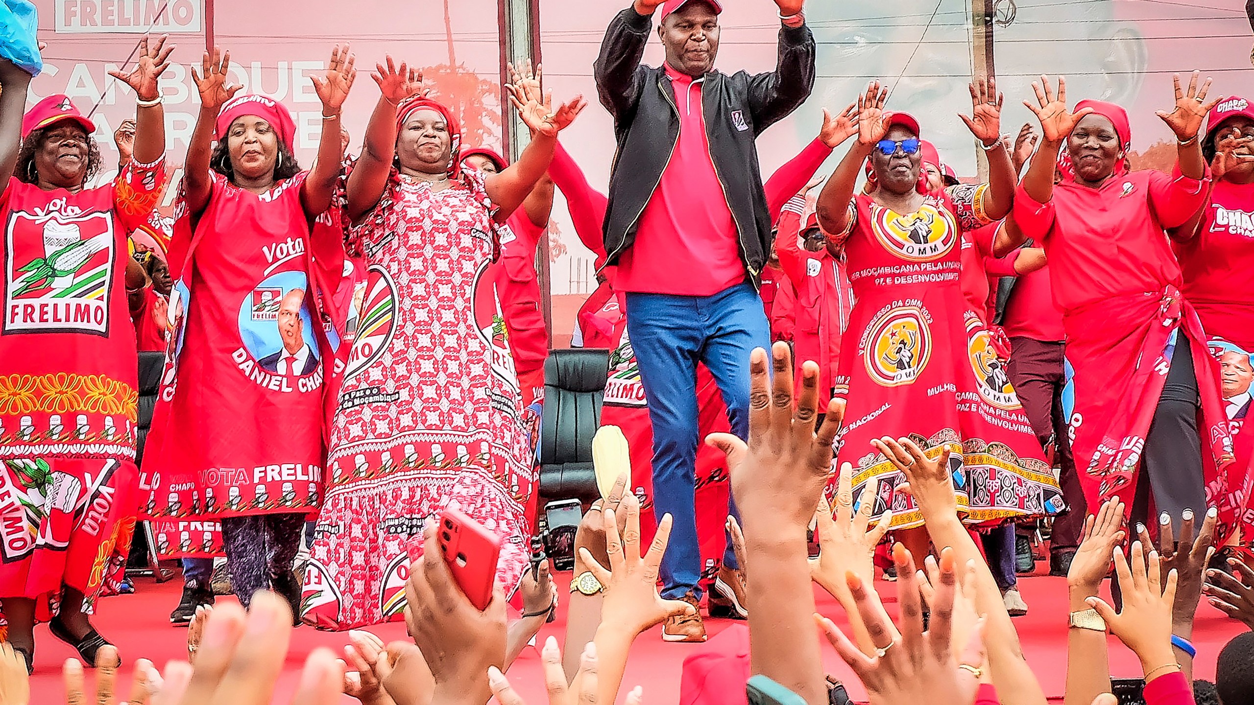 Supporters take part in a ruling party rally for presidential candidate Daniel Chapo, centre, ahead of elections, in Maputo, Mozambique, Sunday, Oct. 6, 2024. (AP Photo/Carlos Uqueio)