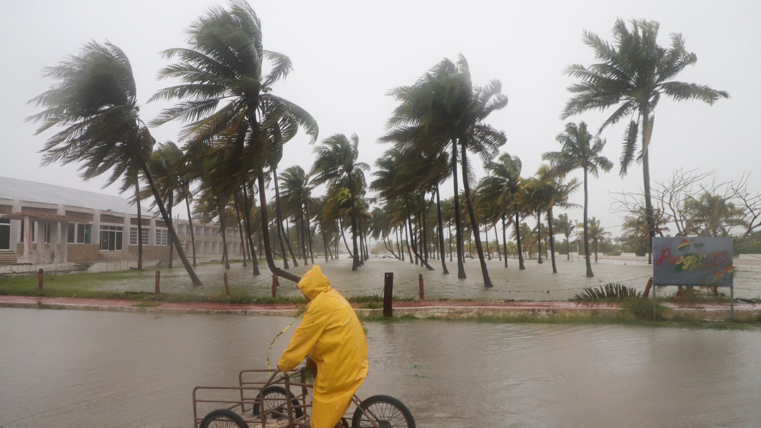 Una persona monta su bicicleta a través de una calle inundada mientras el huracán Milton pasa frente a la costa de Progreso, en el estado de Yucatán, México, el martes 8 de octubre de 2024. (AP Foto/Martin Zetina)