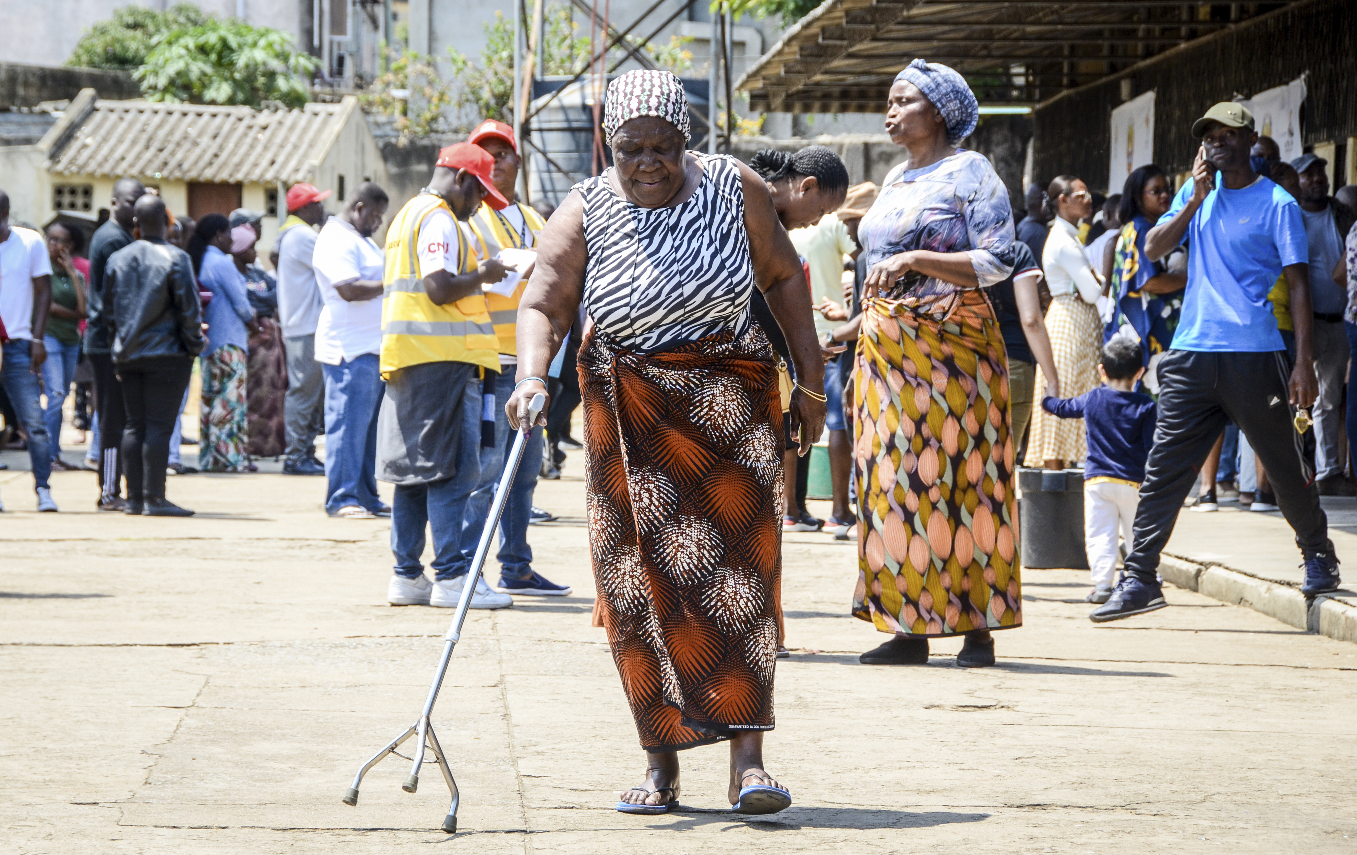 A woman makes her way from a polling station after voting in general elections in Maputo, Mozambique, Wednesday, Oct. 9, 2024. (AP Photo/Carlos Equeio)