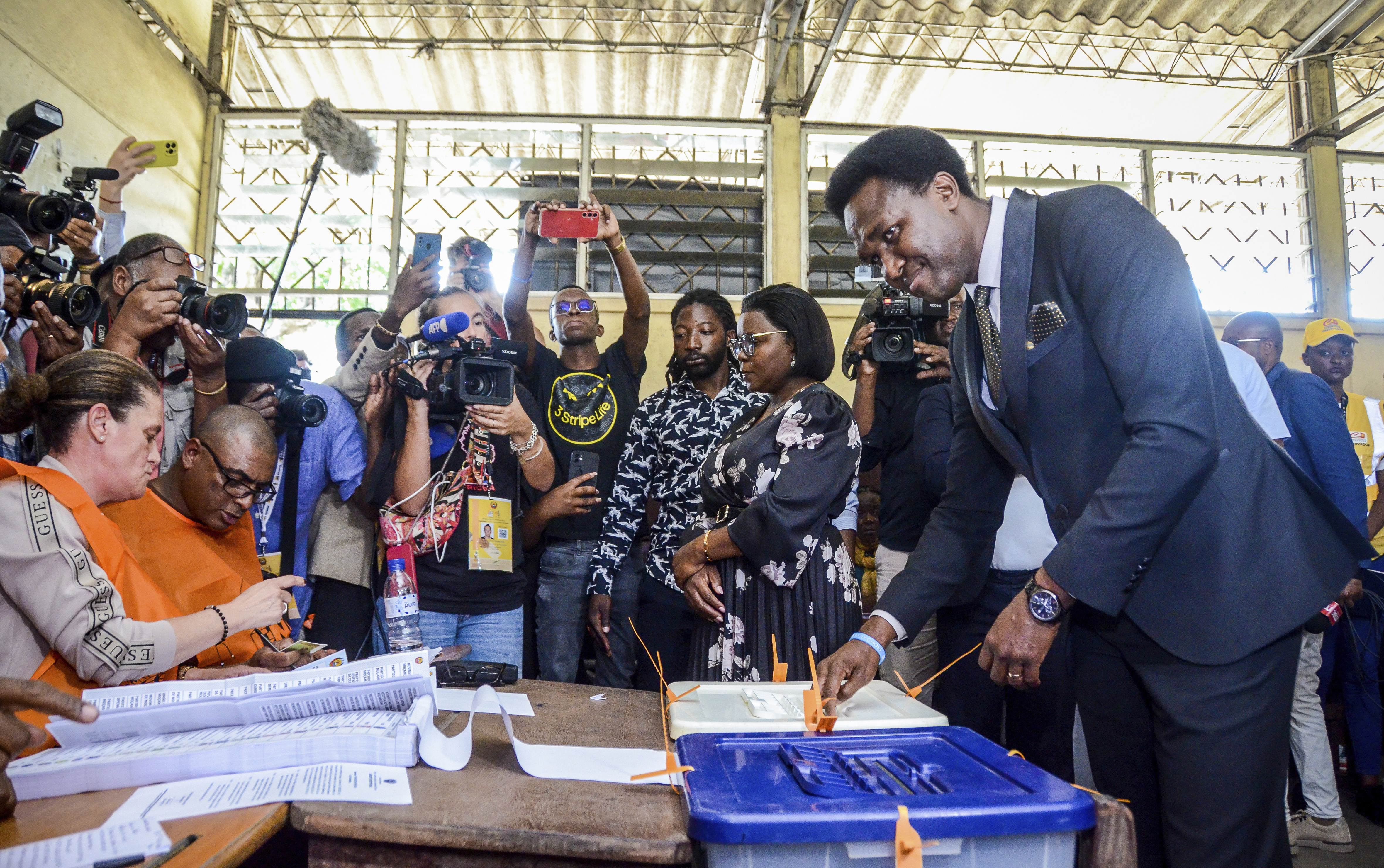 Independent candidate Venancio Mondlane, right, casts his vote in general elections in Maputo, Mozambique, Wednesday, Oct. 9, 2024. (AP Photo/Carlos Equeio)