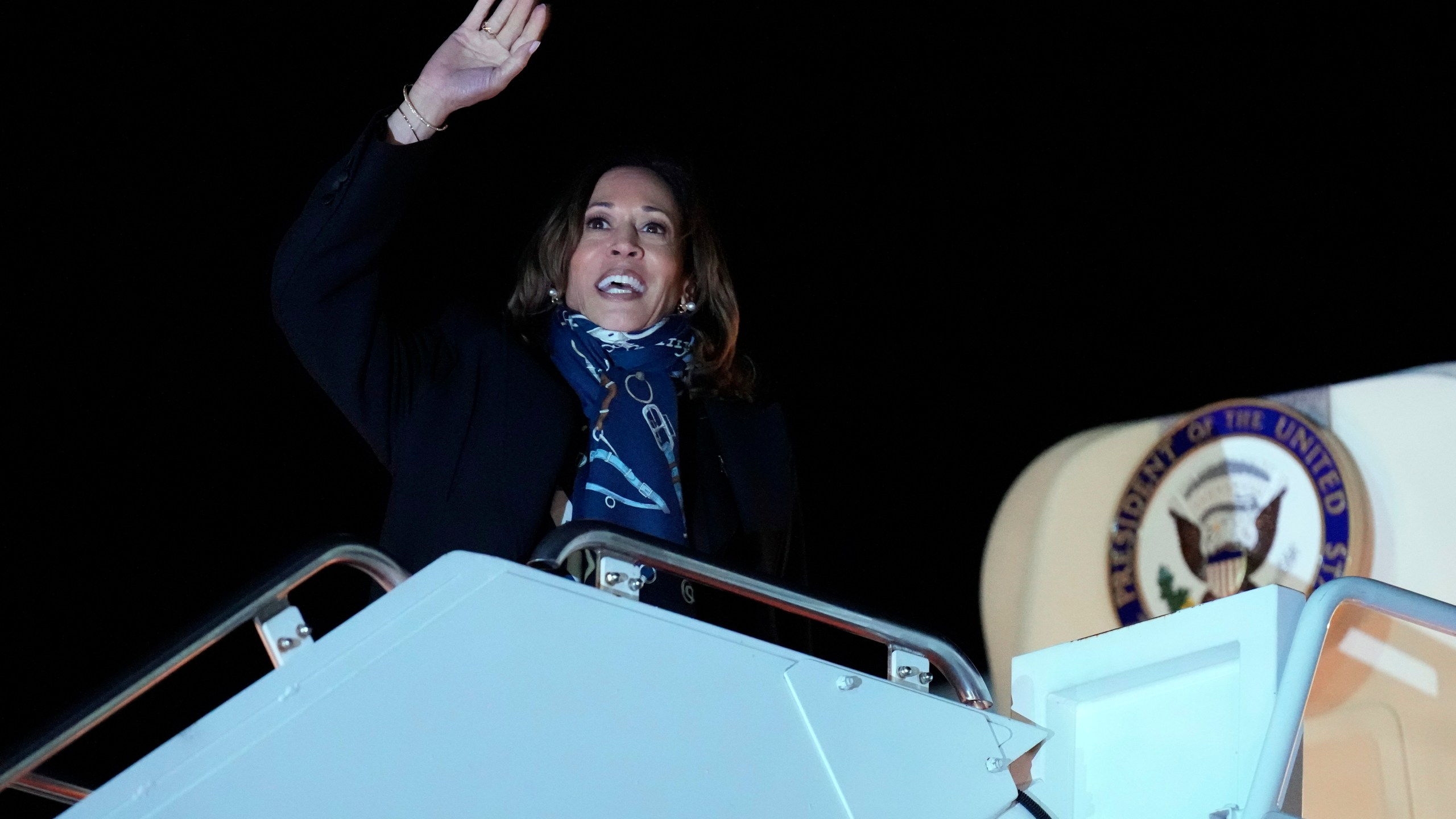 Democratic presidential nominee Vice President Kamala Harris departs Erie International Airport, in Erie, Pa., Monday, Oct. 14, 2024, after a campaign rally. (AP Photo/Jacquelyn Martin)