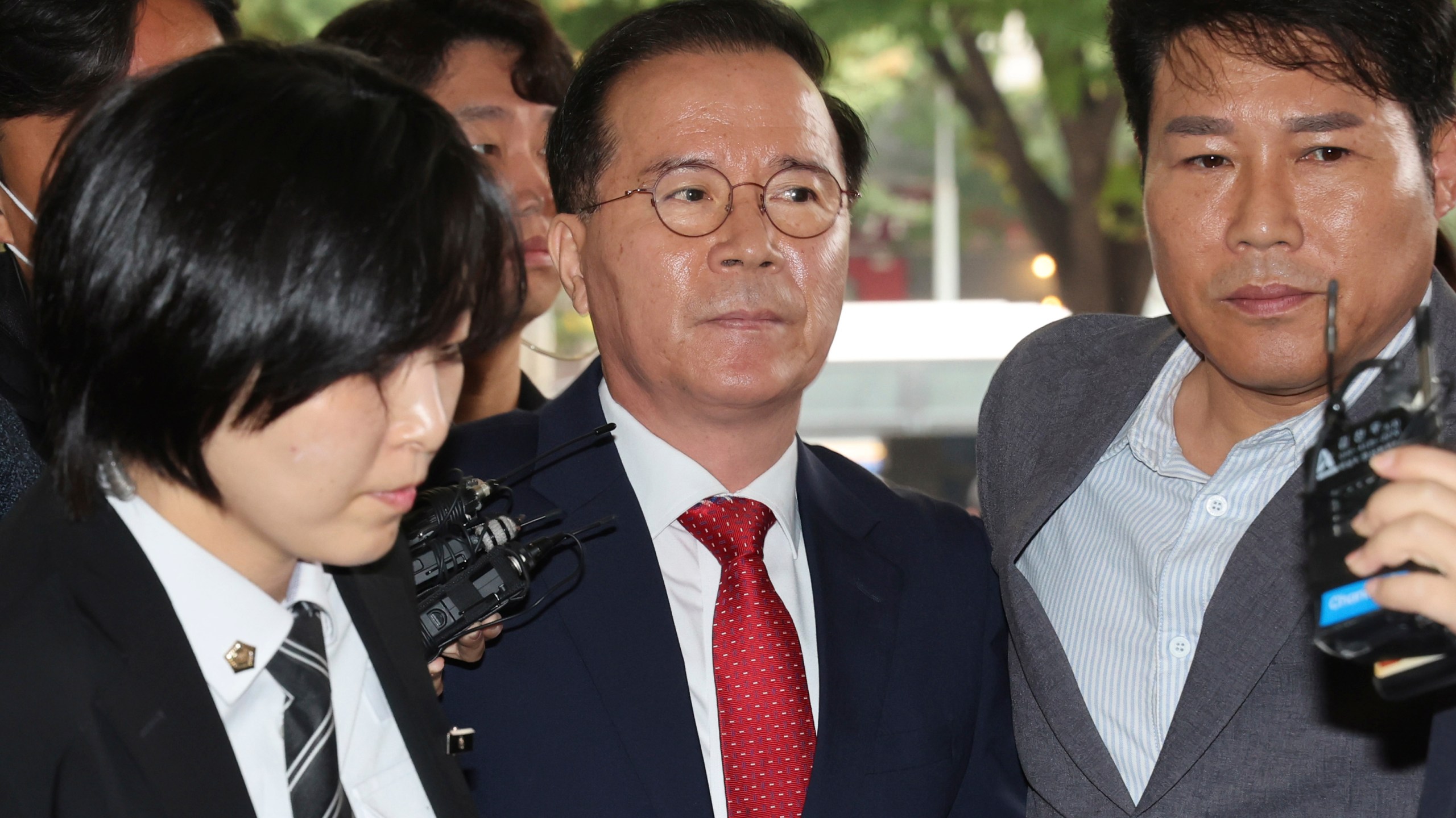 Kim Kwang-ho, center, former chief of the Seoul Metropolitan Police Agency, arrives at the Seoul Western District Court in Seoul, South Korea, Thursday, Oct. 17, 2024. (Lim Hwa-young/Yonhap via AP)