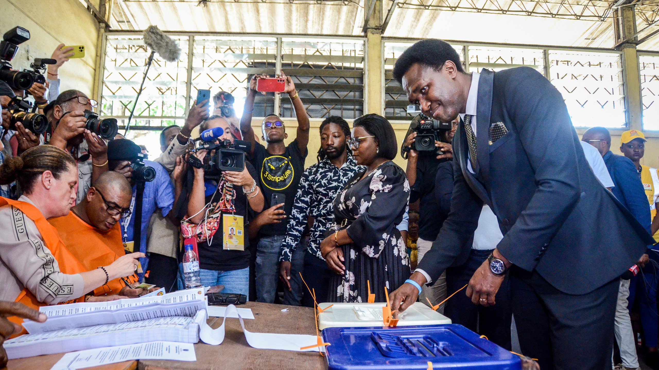 Independent candidate Venancio Mondlane, right, casts his vote in general elections in Maputo, Mozambique, Wednesday, Oct. 9, 2024. (AP Photo/Carlos Equeio)