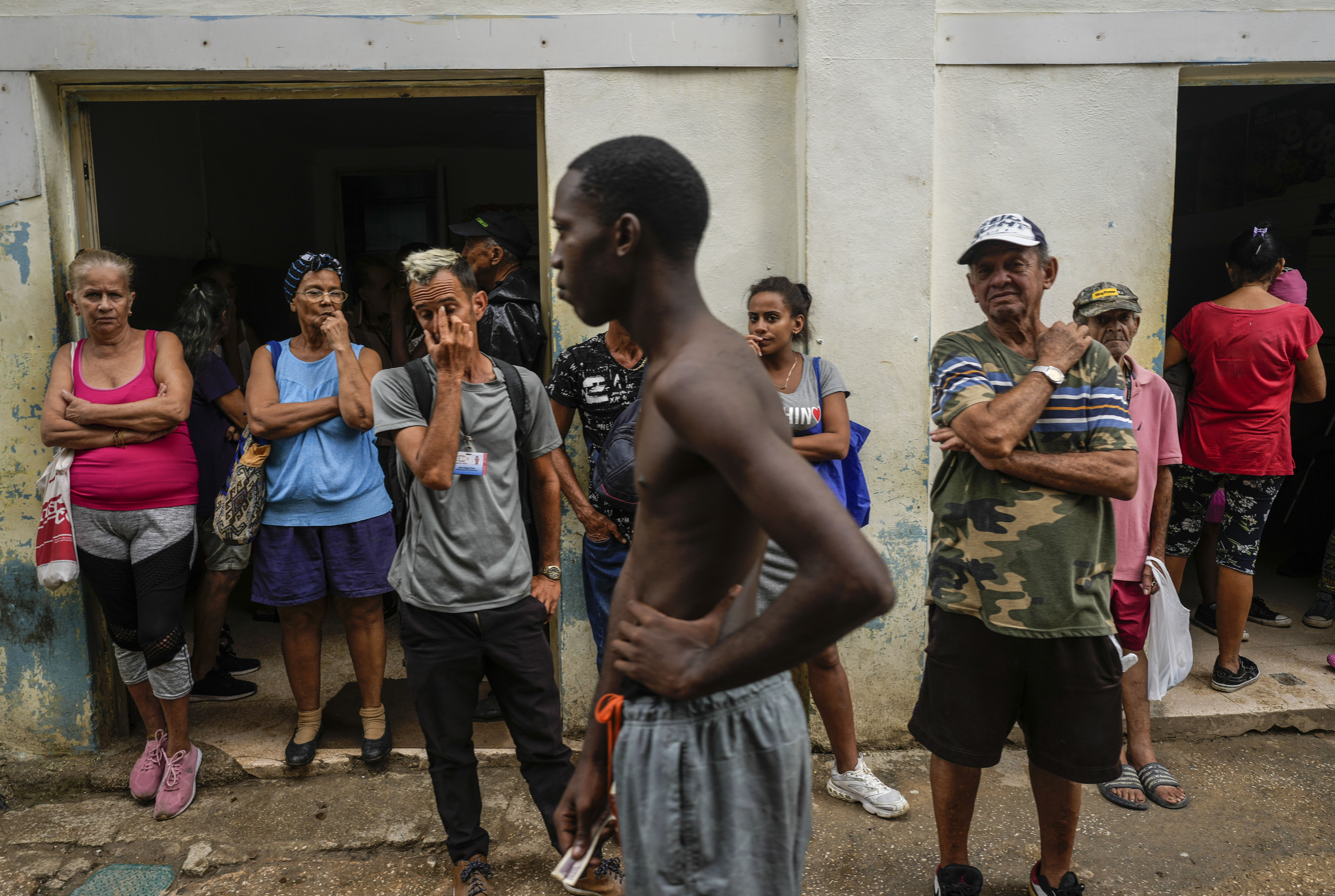 Residents line up to buy bread during a massive blackout after a major power plant failed in Havana, Cuba, Saturday, Oct. 19, 2024. (AP Photo/Ramon Espinosa)