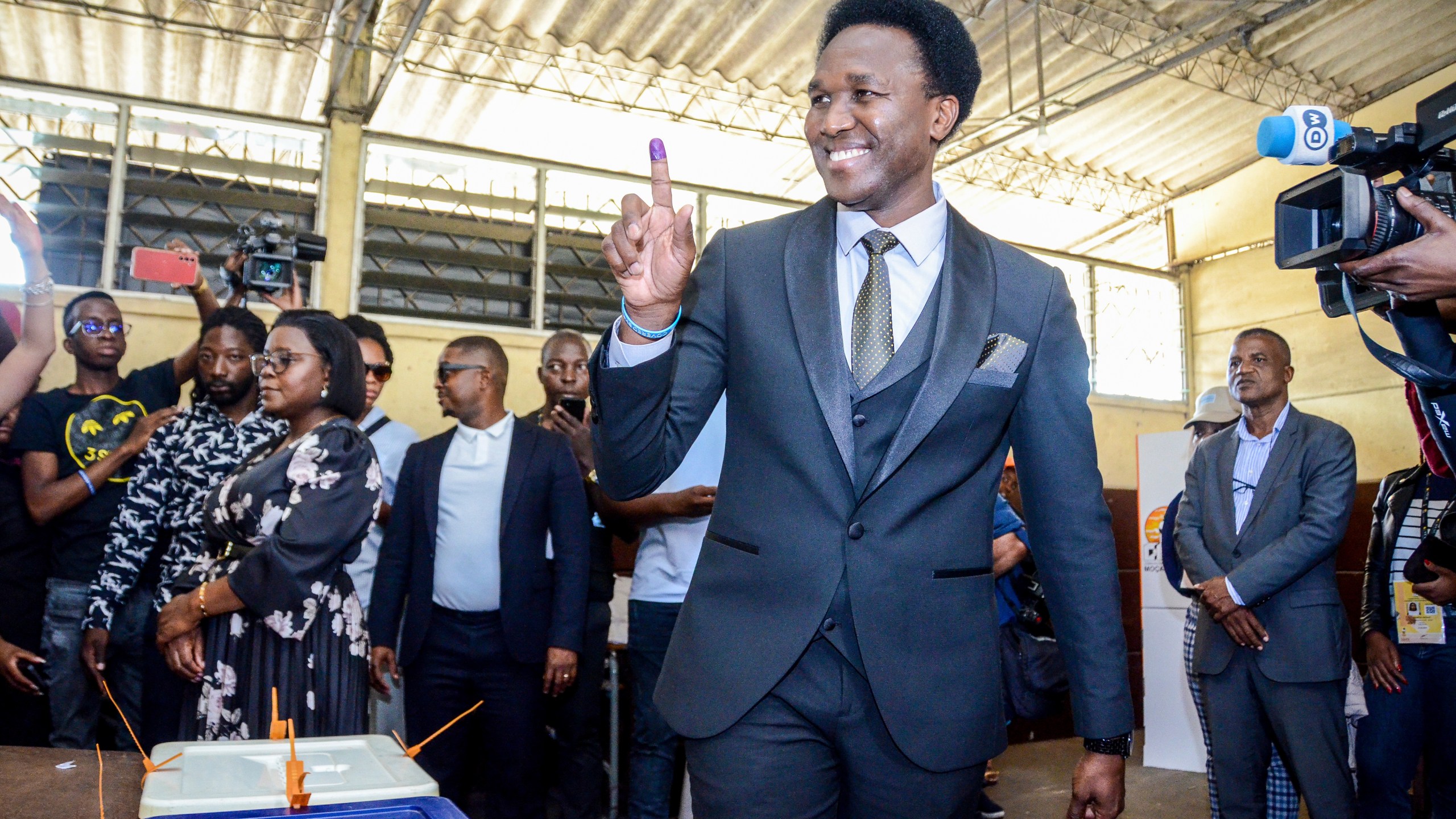 Independent candidate Venancio Mondlane holds up his finger after casting his vote in general elections in Maputo, Mozambique, Wednesday, Oct. 9, 2024. (AP Photo/Carlos Equeio)