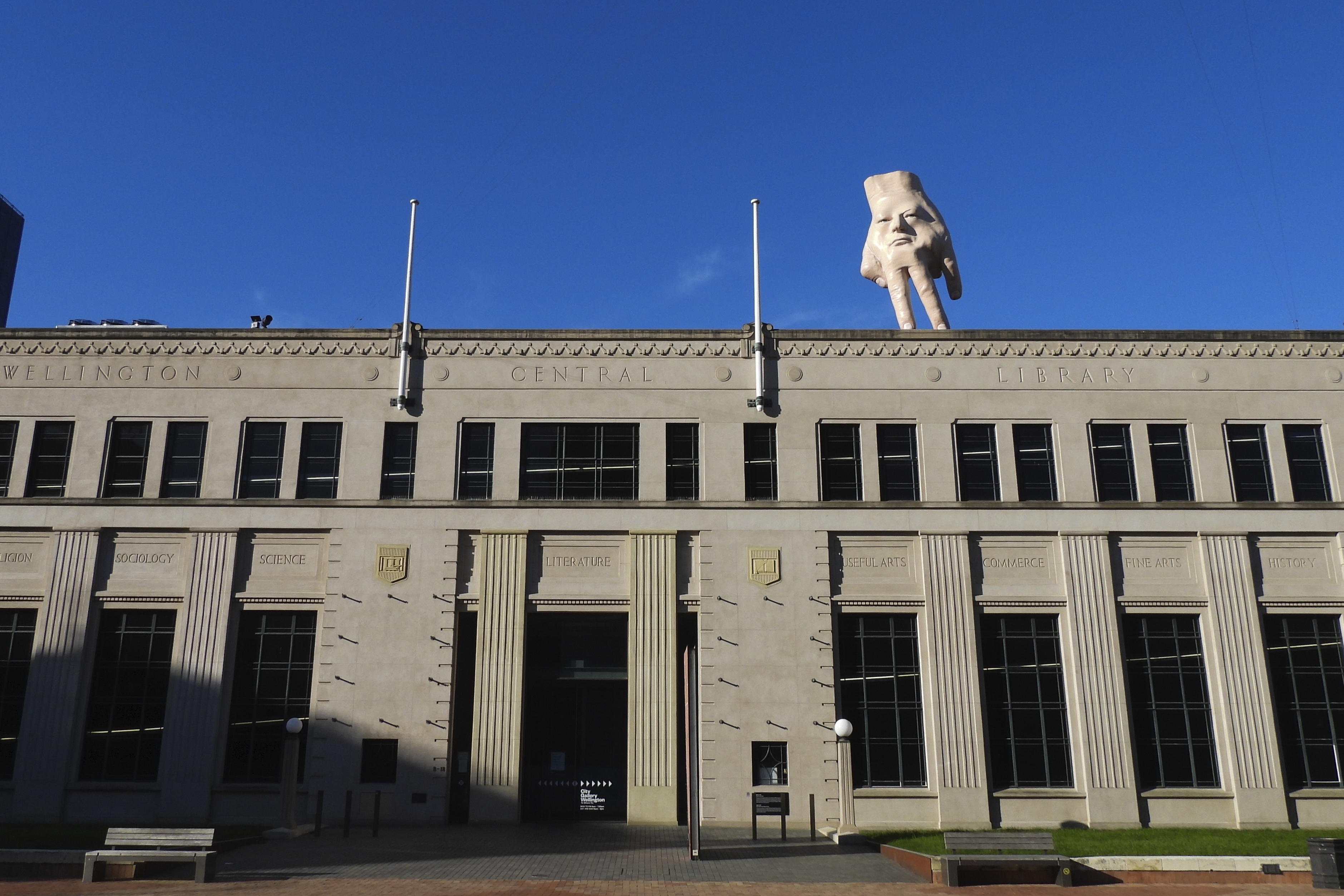 A 16-foot- ( almost 5 meters ) tall hand sculpture named Quasi stands perched on its fingertips atop the roof of an art gallery in Wellington, New Zealand, Wednesday, Oct. 30, 2024. (AP photo/Charlotte Graham-McLay)