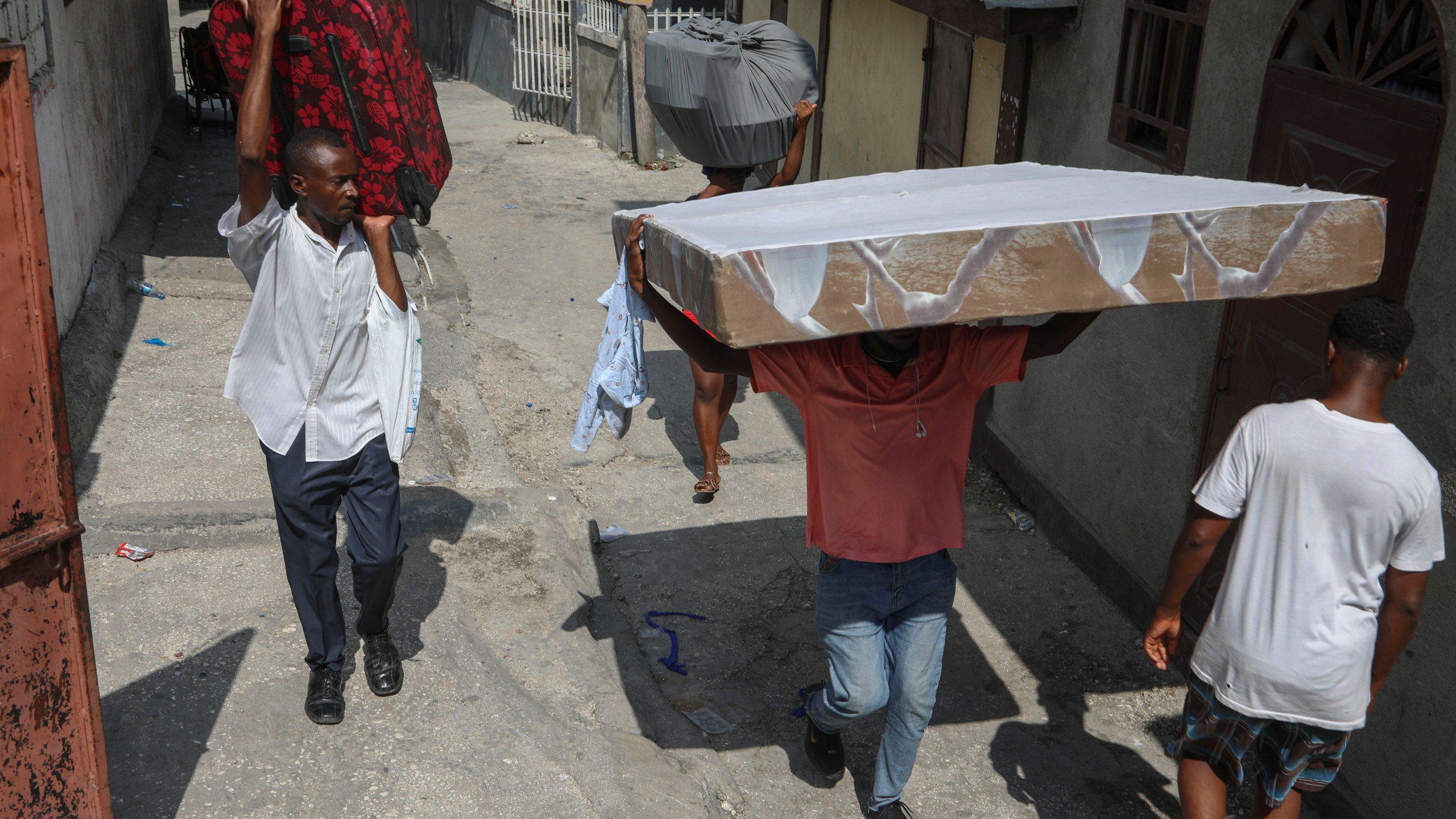 Residents flee their homes to escape gang violence in the Nazon neighborhood of Port-au-Prince, Haiti, Thursday, Nov. 14, 2024. (AP Photo/Odelyn Joseph)