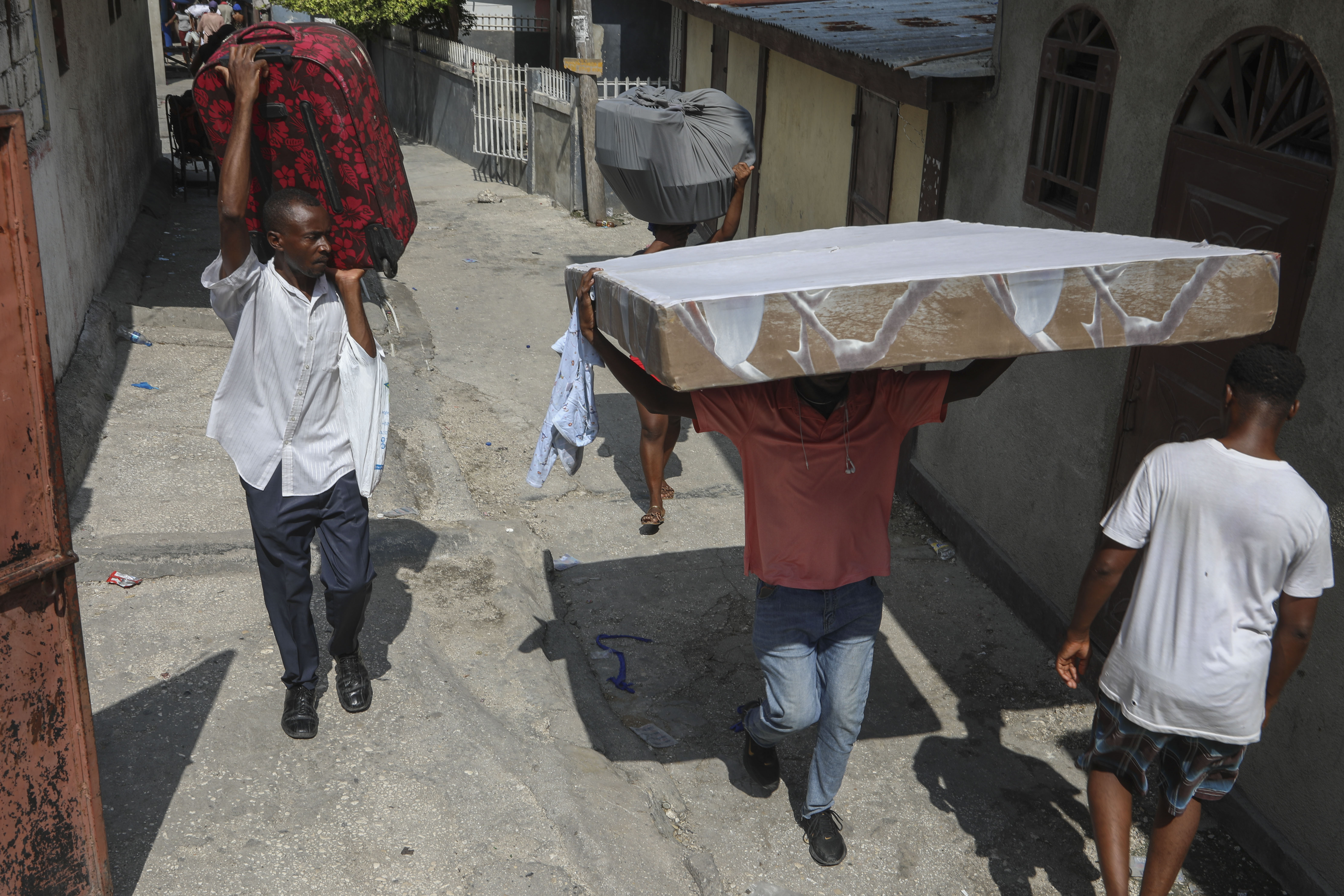 Residents flee their homes to escape gang violence in the Nazon neighborhood of Port-au-Prince, Haiti, Thursday, Nov. 14, 2024. (AP Photo/Odelyn Joseph)