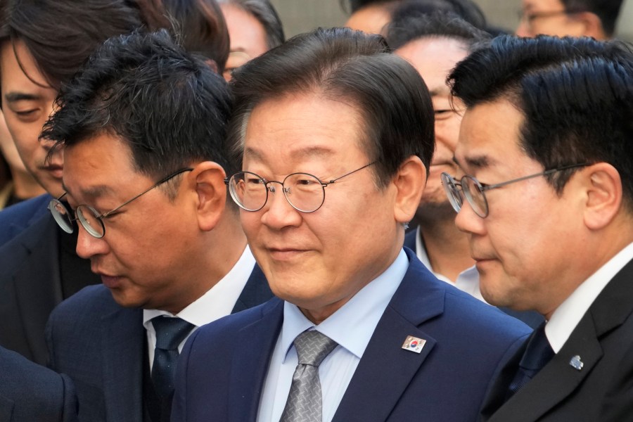 South Korea's main opposition Democratic Party leader Lee Jae-myung, center, arrives at the Seoul Central District Court in Seoul, South Korea, Friday, Nov. 15 2024. (AP Photo/Ahn Young-joon)