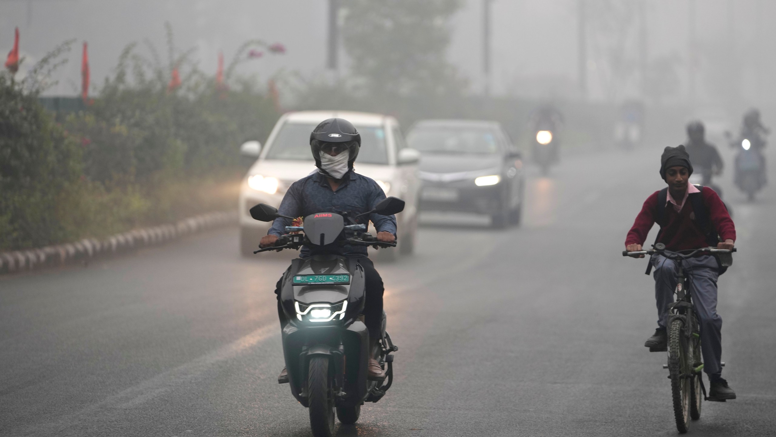 Commuters drive through a thick layer of smog as air pollution shoots up in New Delhi, India, Monday, Nov. 18, 2024. (AP Photo/Manish Swarup)