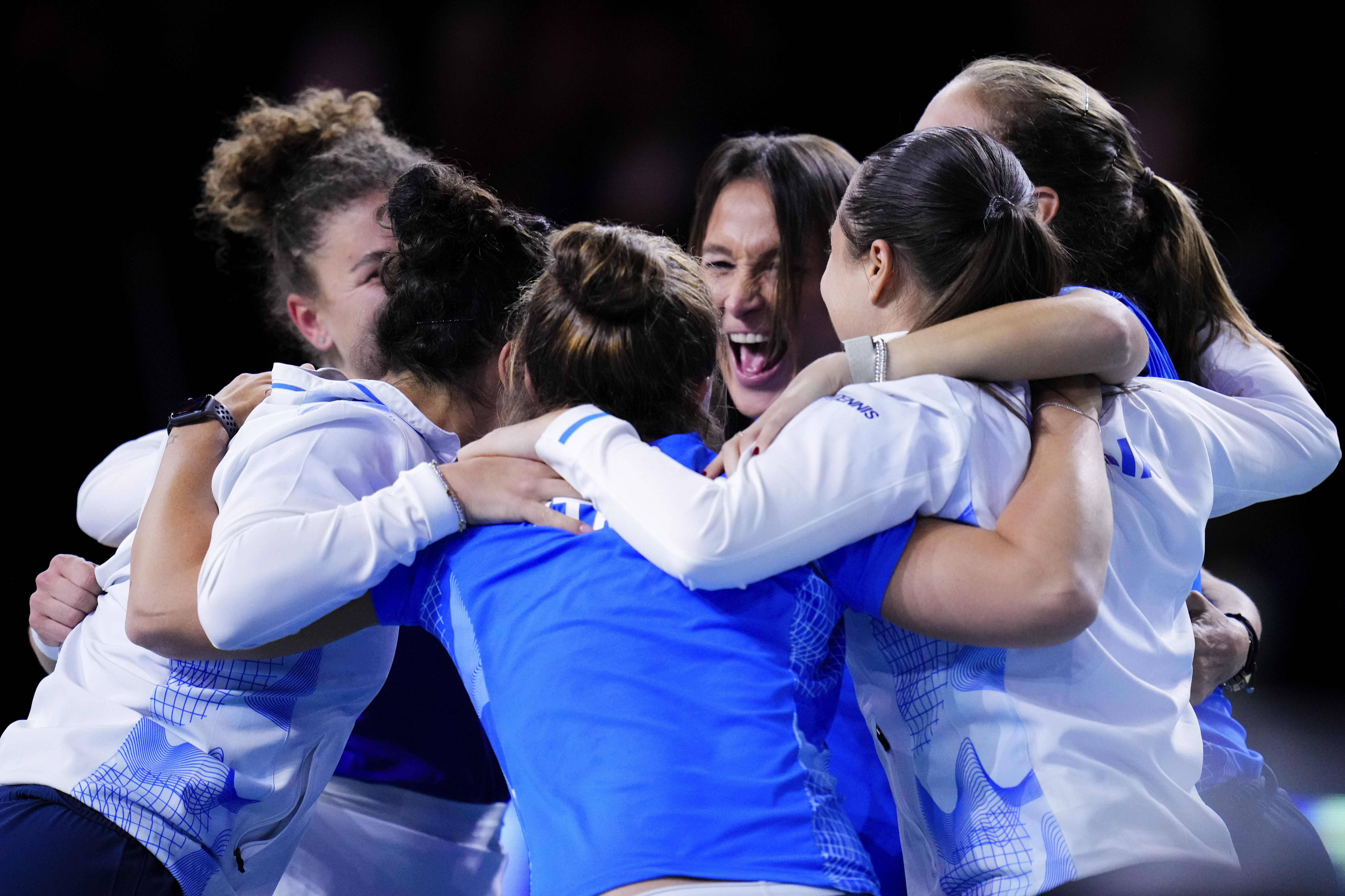 Italy tennis players celebrate after winning against Slovakia the Billie Jean King Cup final at the Martin Carpena Sports Hall in Malaga, southern Spain, on Wednesday, Nov. 20, 2024. (AP Photo/Manu Fernandez)