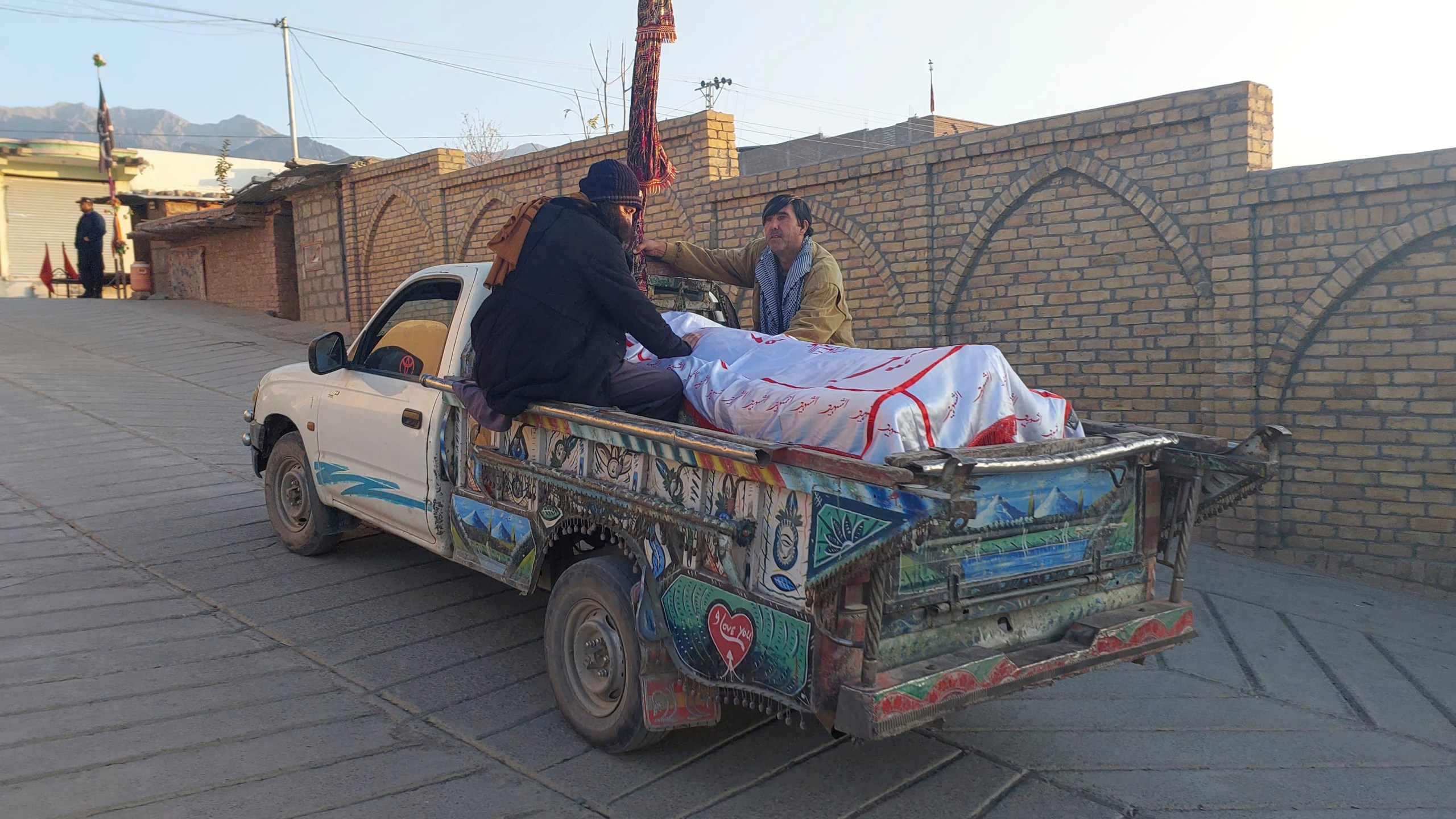 Relatives transport the body of a victim of a gunmen firing incident, after collecting it from a hospital, in Parachinar, main town of Kurram district of Pakistan's northwestern Khyber Pakhtunkhwa province, Friday, Nov. 22, 2024. (AP Photo/Hussain Ali)