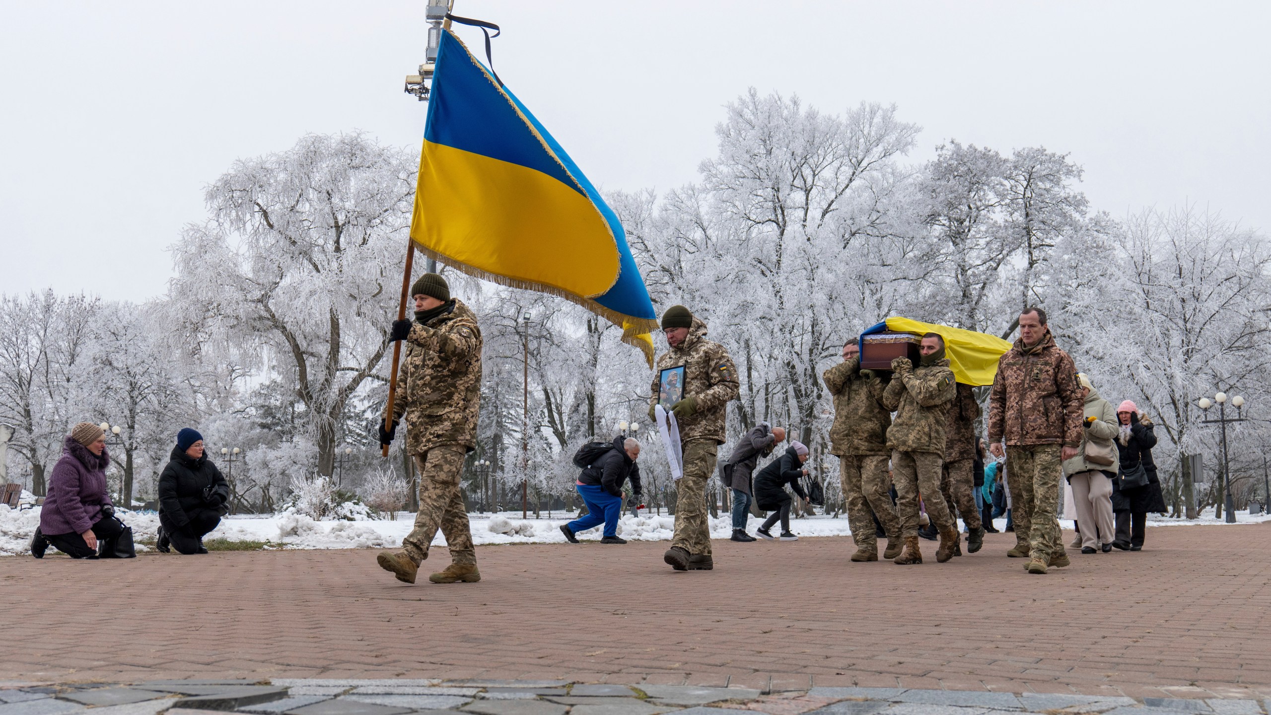 Fellow soldiers carry a coffin of leading actor of the music and drama theatre Petro Velykiy, 48, who was killed in a battle with the Russian troops in Russia's Kursk region, during farewell ceremony in Chernyhiv, Ukraine, Wednesday, Nov. 27, 2024.(AP Photo/Dan Bashakov)