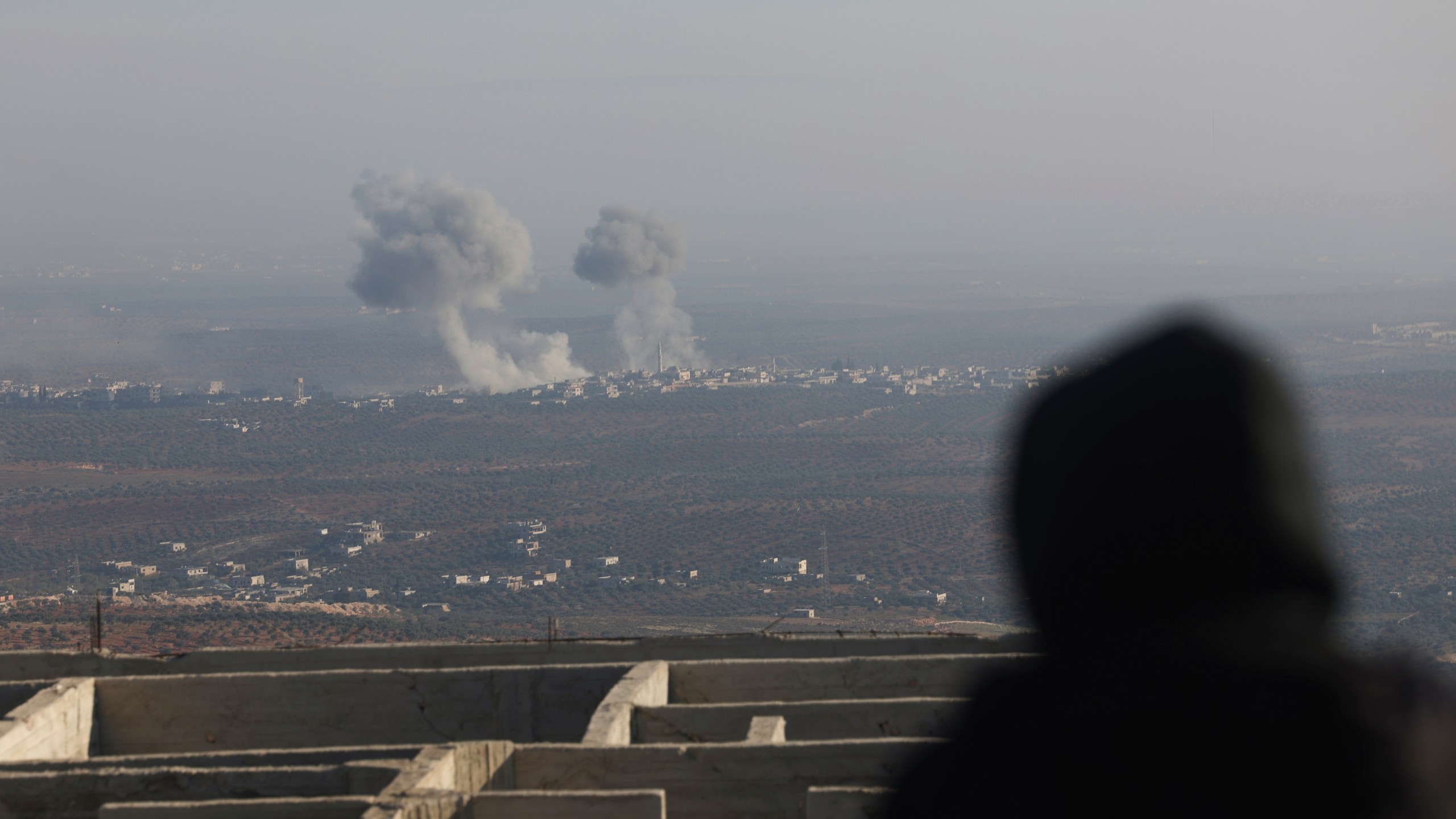 CORRECTS CITY Smoke rises amid fighting between opposition factions and Syrian government troops in Majdaliya, Idlib countryside, Syria, Thursday, Nov. 28, 2024. (AP Photo/Ghaith Alsayed)