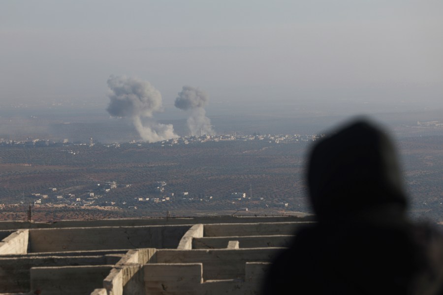 CORRECTS CITY Smoke rises amid fighting between opposition factions and Syrian government troops in Majdaliya, Idlib countryside, Syria, Thursday, Nov. 28, 2024. (AP Photo/Ghaith Alsayed)