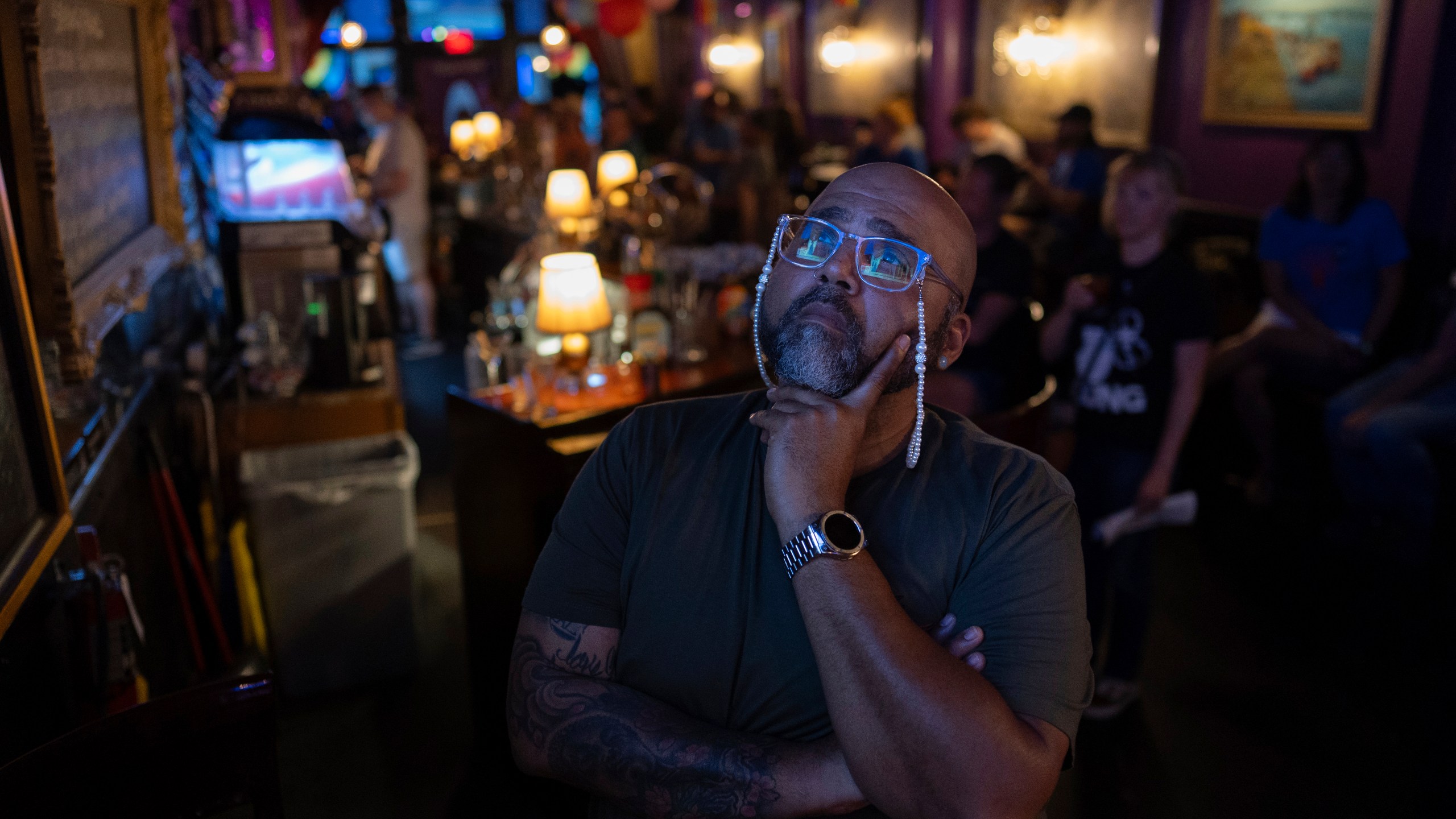 Jocardo Ralston, 47, from Pennsylvania, looks up to a television to watch the presidential debate between President Joe Biden and Republican presidential candidate former President Donald Trump at Tillie's Lounge on Thursday, June 27, 2024, in Cincinnati. (AP Photo/Carolyn Kaster)