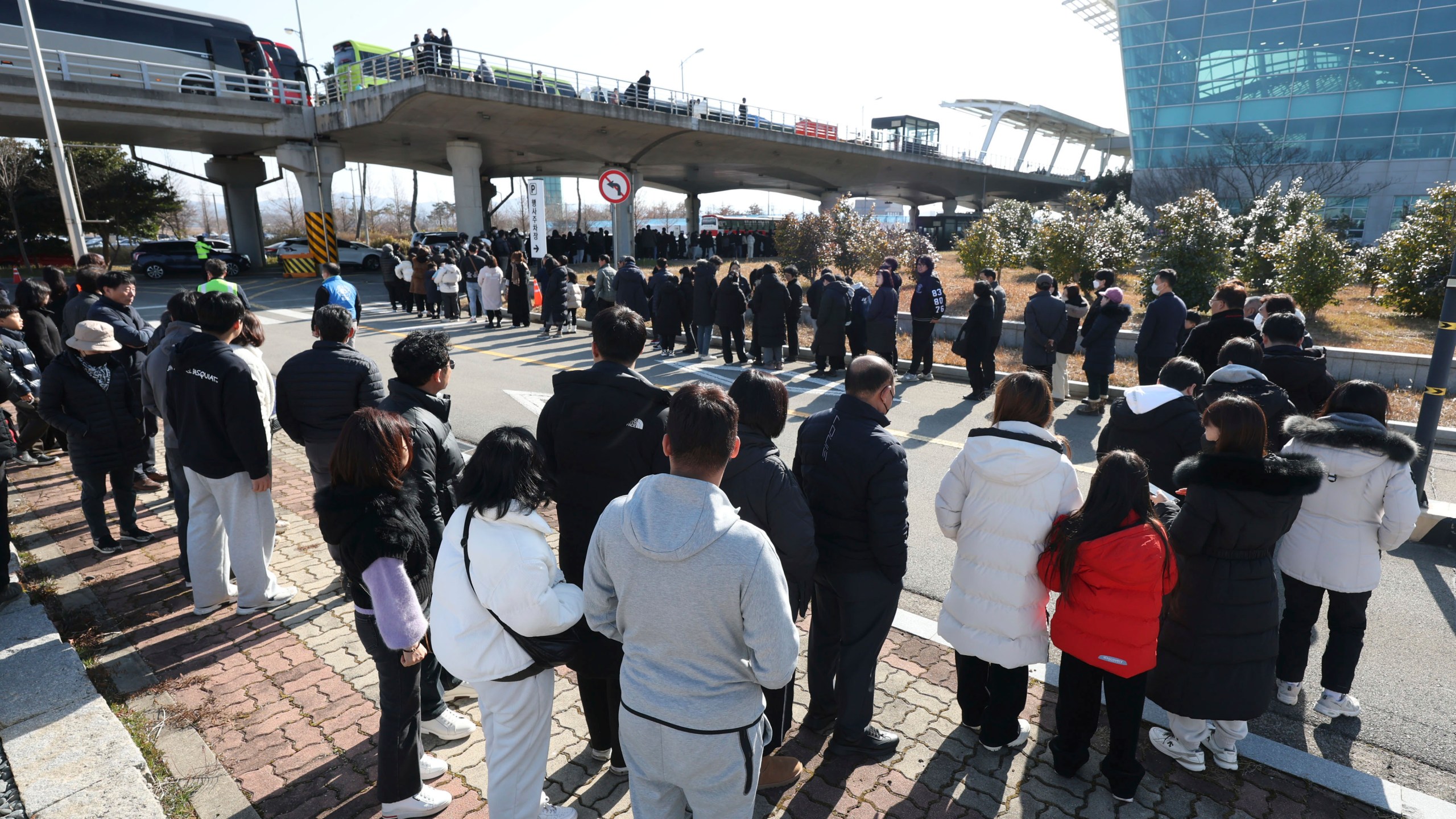 Mourners wait to pay tribute to the victims of a plane fire at a memorial altar at Muan International Airport in Muan, South Korea, Wednesday, Jan. 1, 2025. (Kim Sun-woong/Newsis via AP)