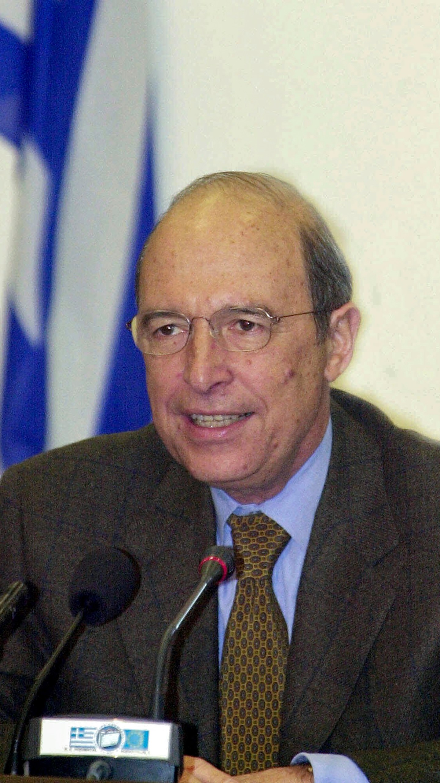 FILE - Greece's Prime Minister Costas Simitis declares a razor-thin victory over conservative opponents following general elections, in Athens on Monday, April 10, 2000. Costas Simitis, a Prime Minister of Greece from 1996 to 2004 and the architect of the country's joining the common European currency, the euro, has died at 88, state TV ERT reports.(AP Photo/Thanassis Stavrakis, File)