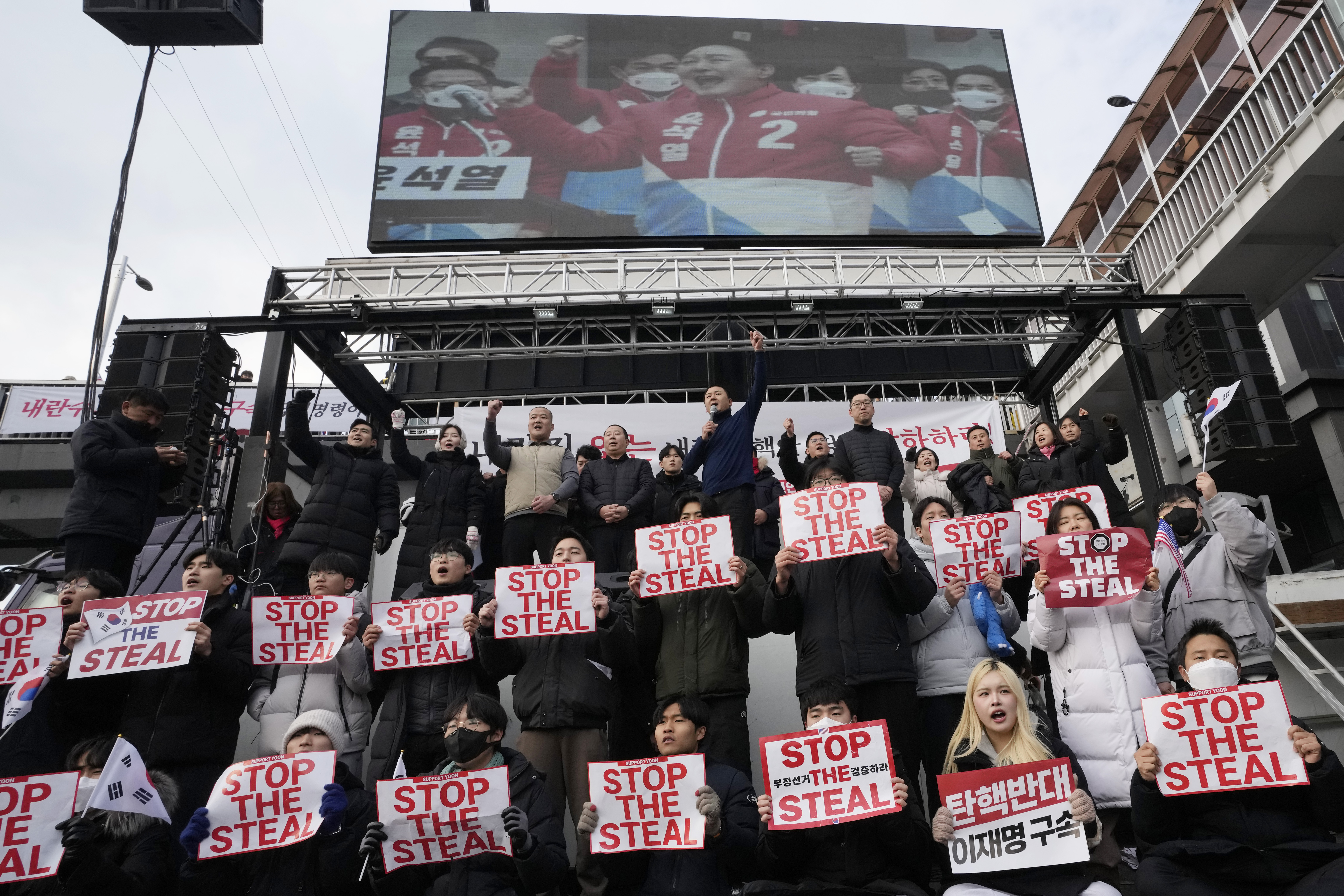 Supporters of impeached South Korean President Yoon Suk Yeol shout slogans during a rally to oppose his impeachment near the presidential residence in Seoul, South Korea, Wednesday, Jan. 8, 2025. (AP Photo/Ahn Young-joon)