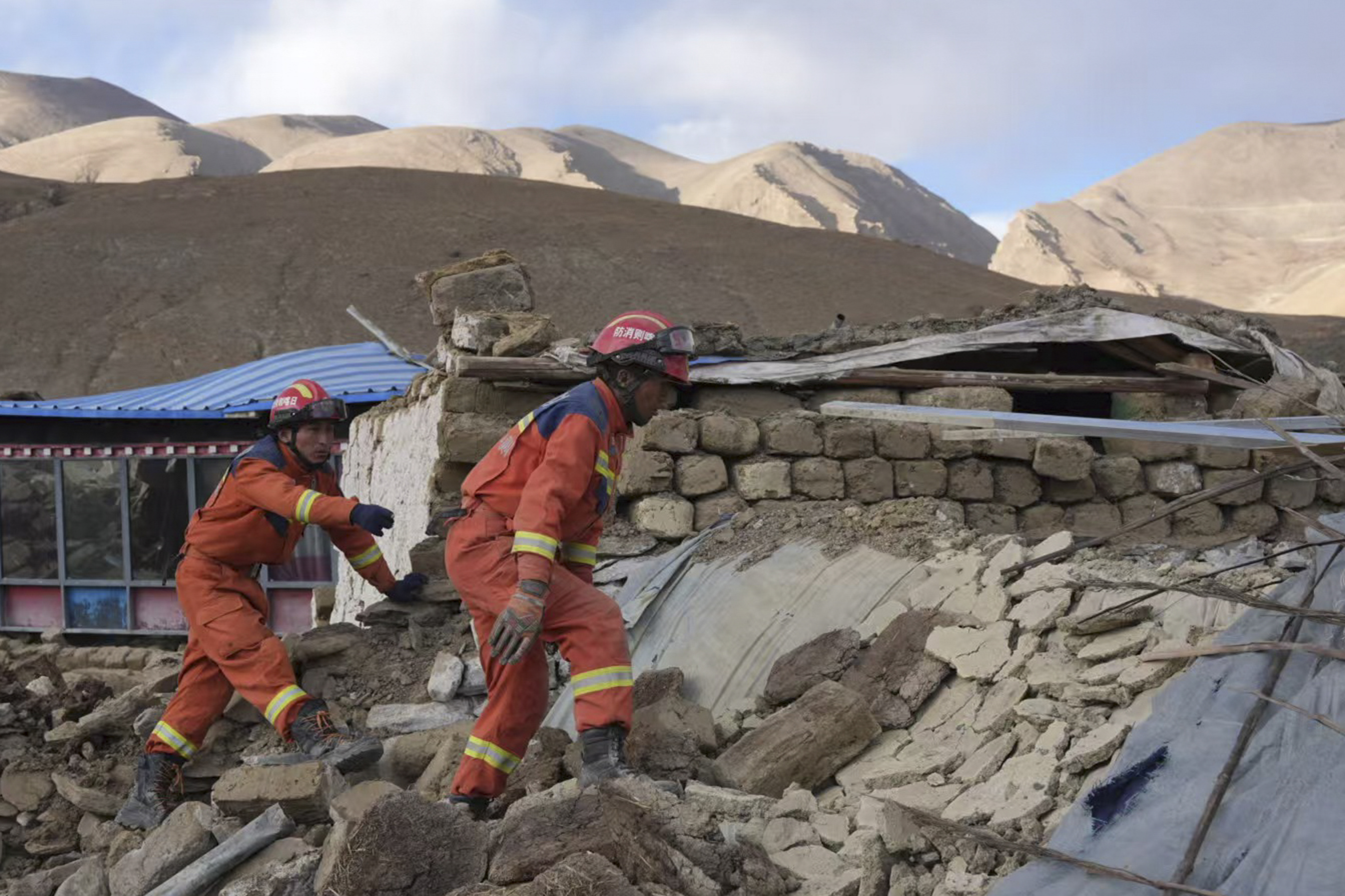 In this photo released by Xinhua News Agency, rescue workers conduct search and rescue for survivors in the aftermath of an earthquake in Changsuo Township of Dingri in Xigaze, southwestern China's Tibet Autonomous Region on Tuesday, Jan. 7, 2025. (Jigme Dorje/Xinhua via AP)