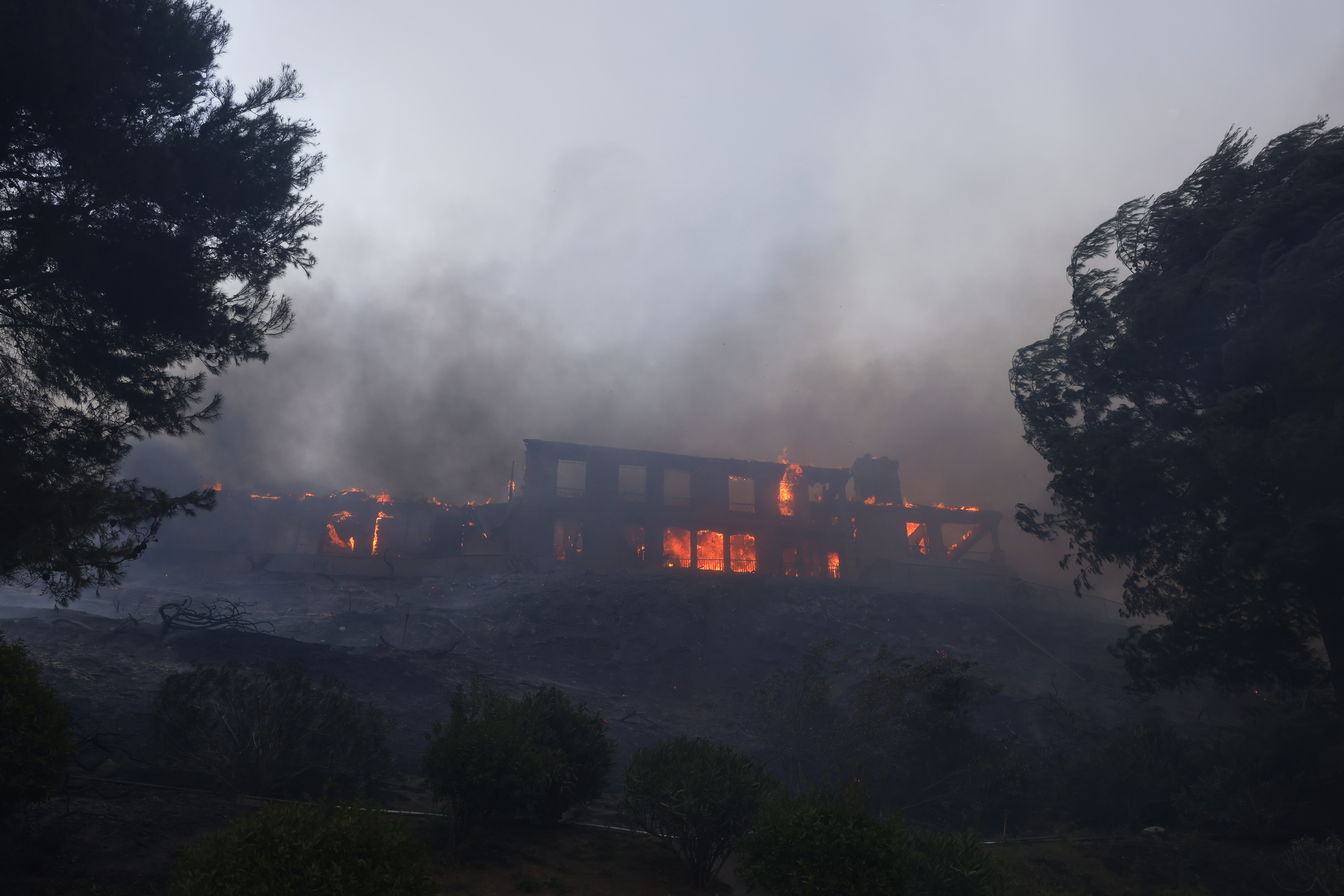 A residence burns as the Palisades Fire advances in the Pacific Palisades neighborhood of Los Angeles, Tuesday, Jan. 7, 2025. (AP Photo/Etienne Laurent)