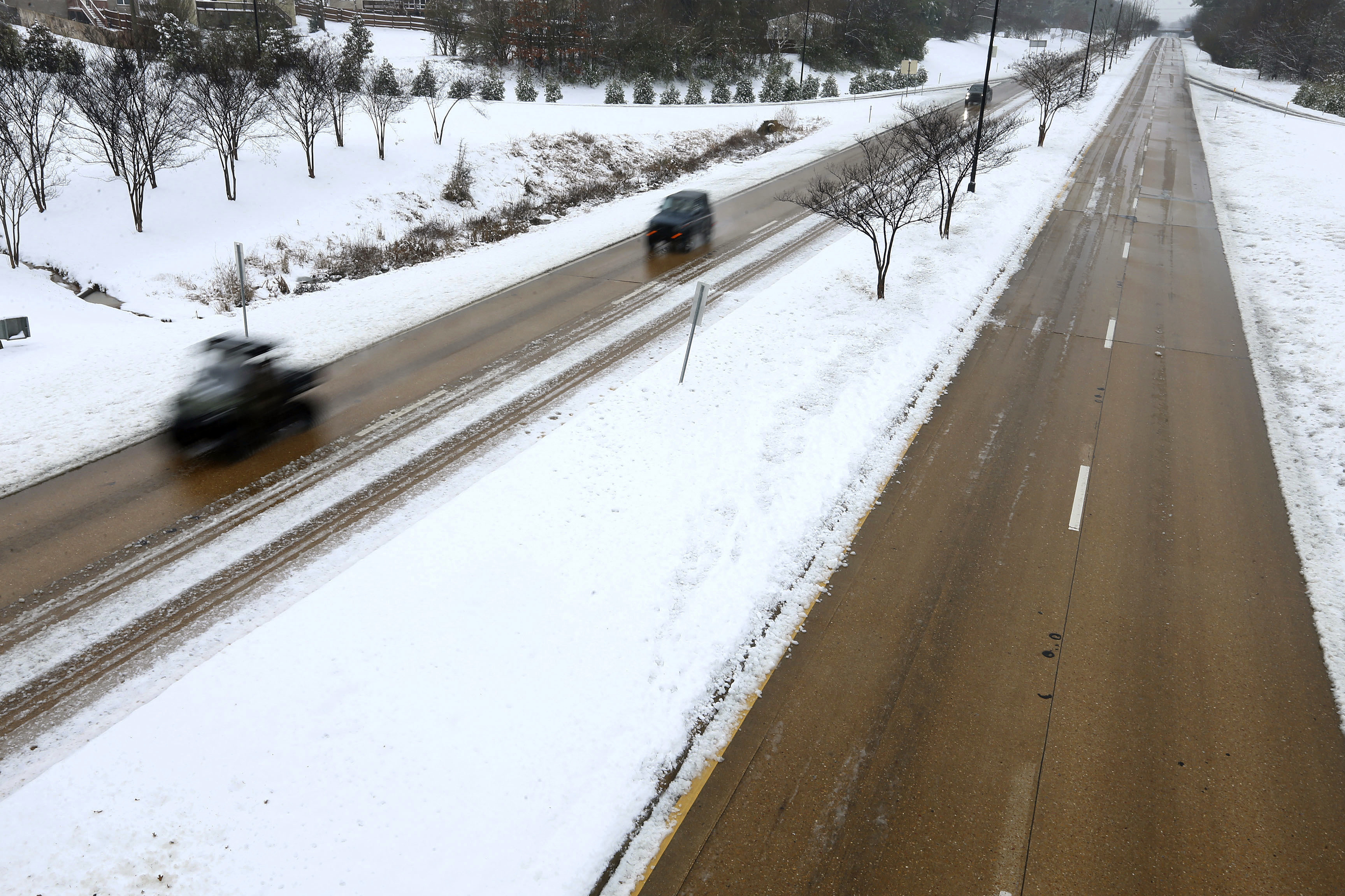 Traffic moves along with ease on McCollough Blvd. following snow fall, Friday, Jan. 10, 2025, in Tupelo, Miss. (Adam Robison/The Northeast Mississippi Daily Journal via AP)