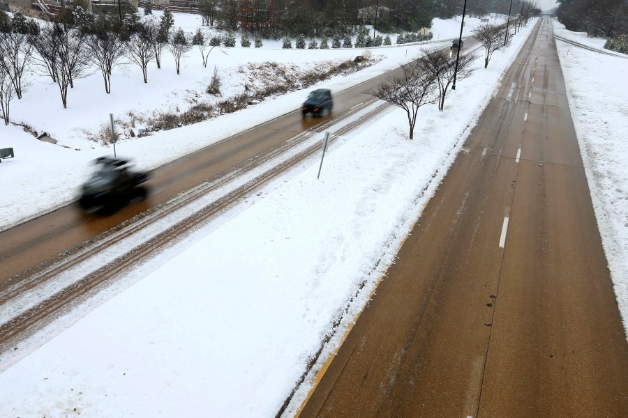 Traffic moves along with ease on McCollough Blvd. following snow fall, Friday, Jan. 10, 2025, in Tupelo, Miss. (Adam Robison/The Northeast Mississippi Daily Journal via AP)